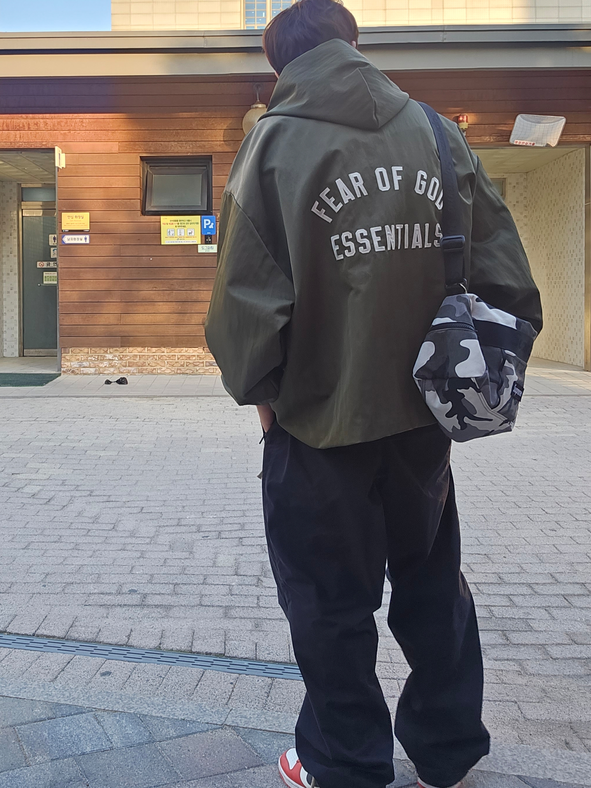 Essentials The Black Collection Relaxed Trousers Black - 23SS, Essentials Textured Nylon Hooded Coaches Jacket Military - 24FW 착용 스타일