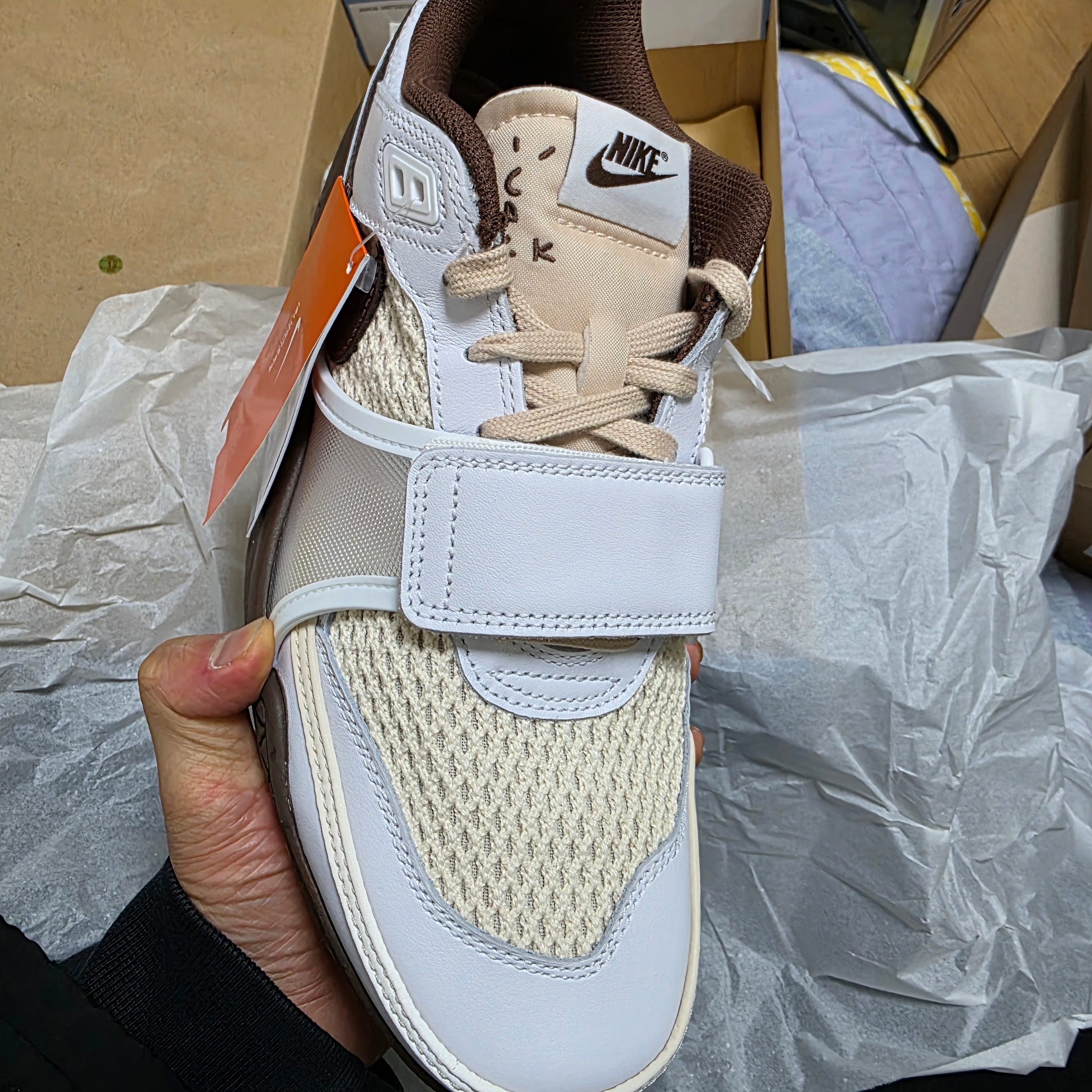 Nike x Travis Scott Zoom Field Jaxx White and Light Chocolate 착용 스타일