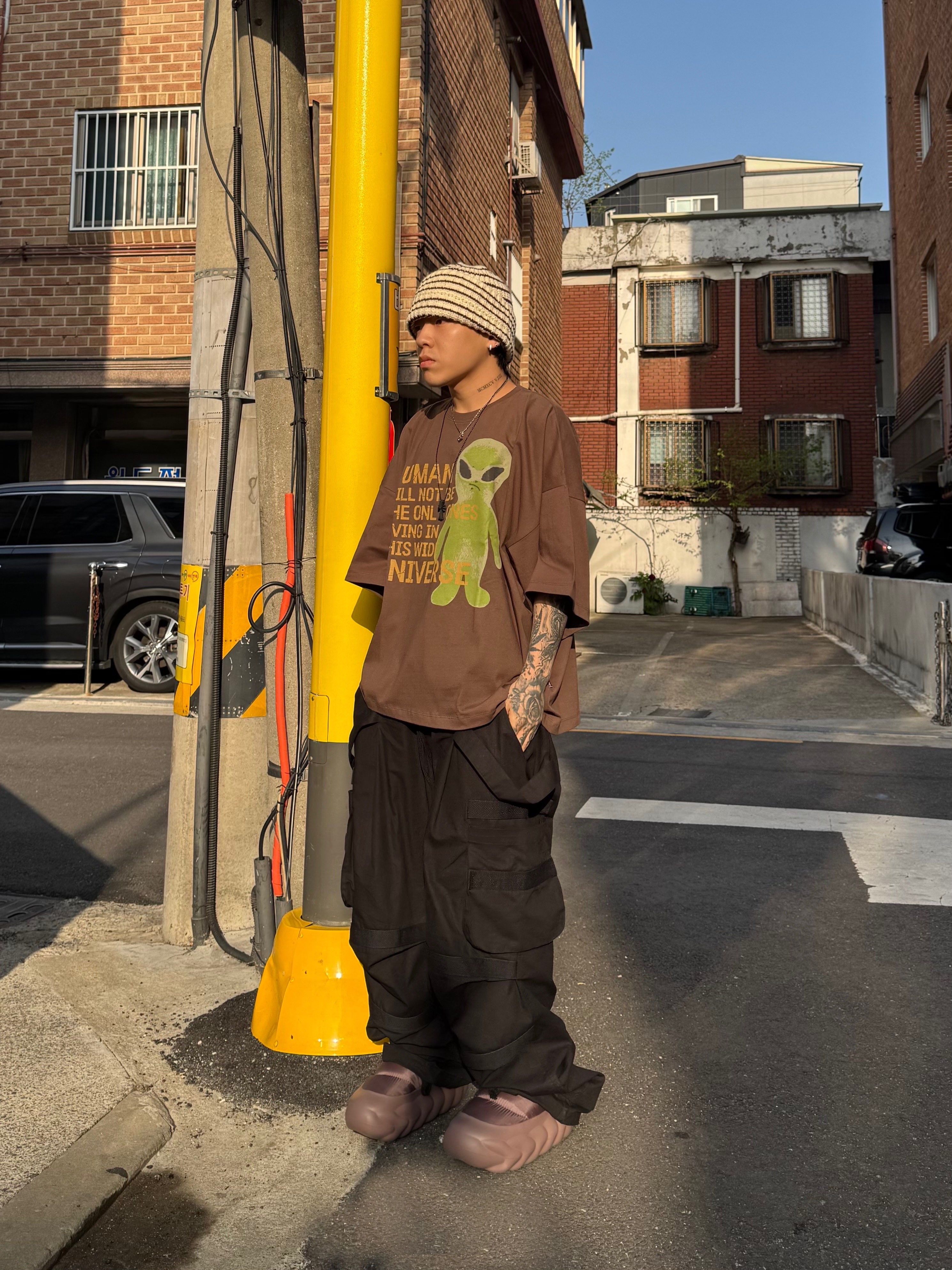 Wapworks Hard Knocks Cargo Pants Gas, Crocs Overpuff Shorty Truffle 착용 스타일 - 1