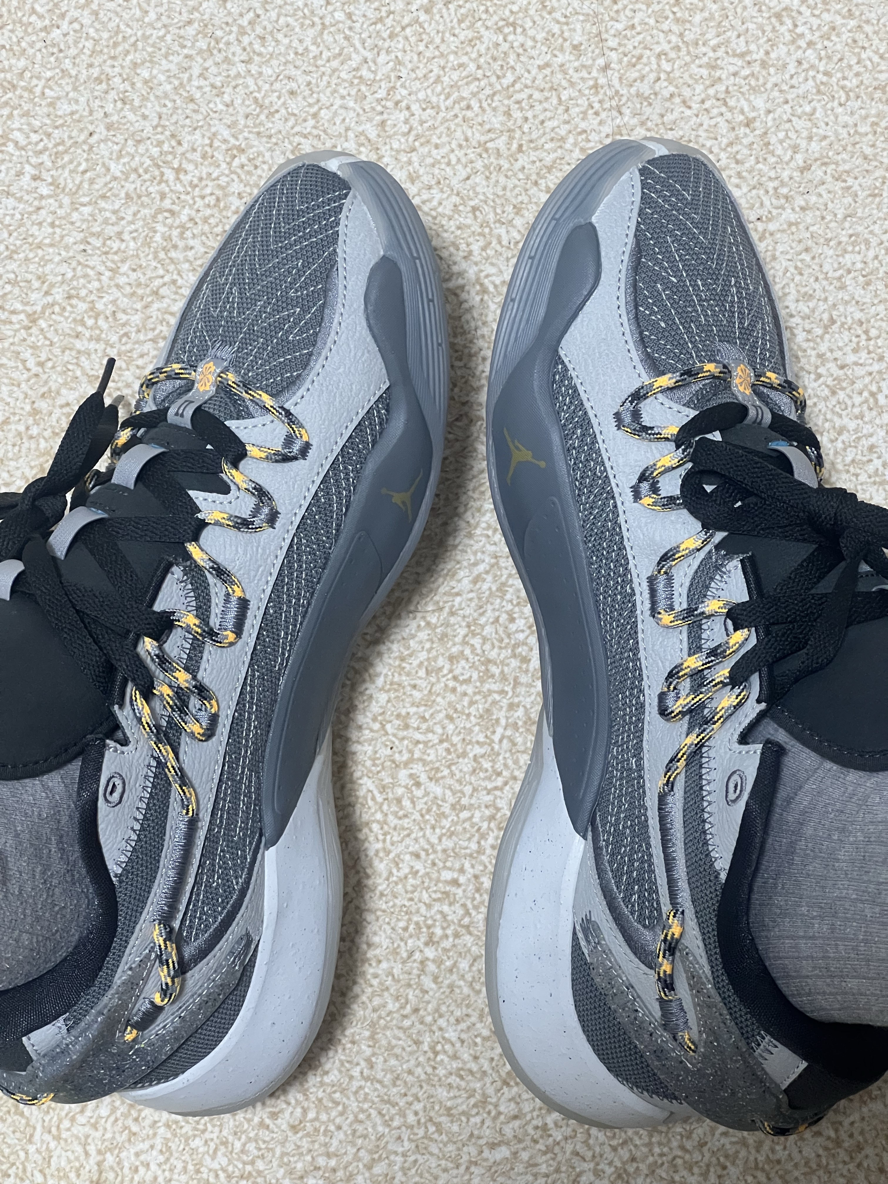 Jordan Luka 2 PF Smoke Grey Laser Orange 착용 스타일