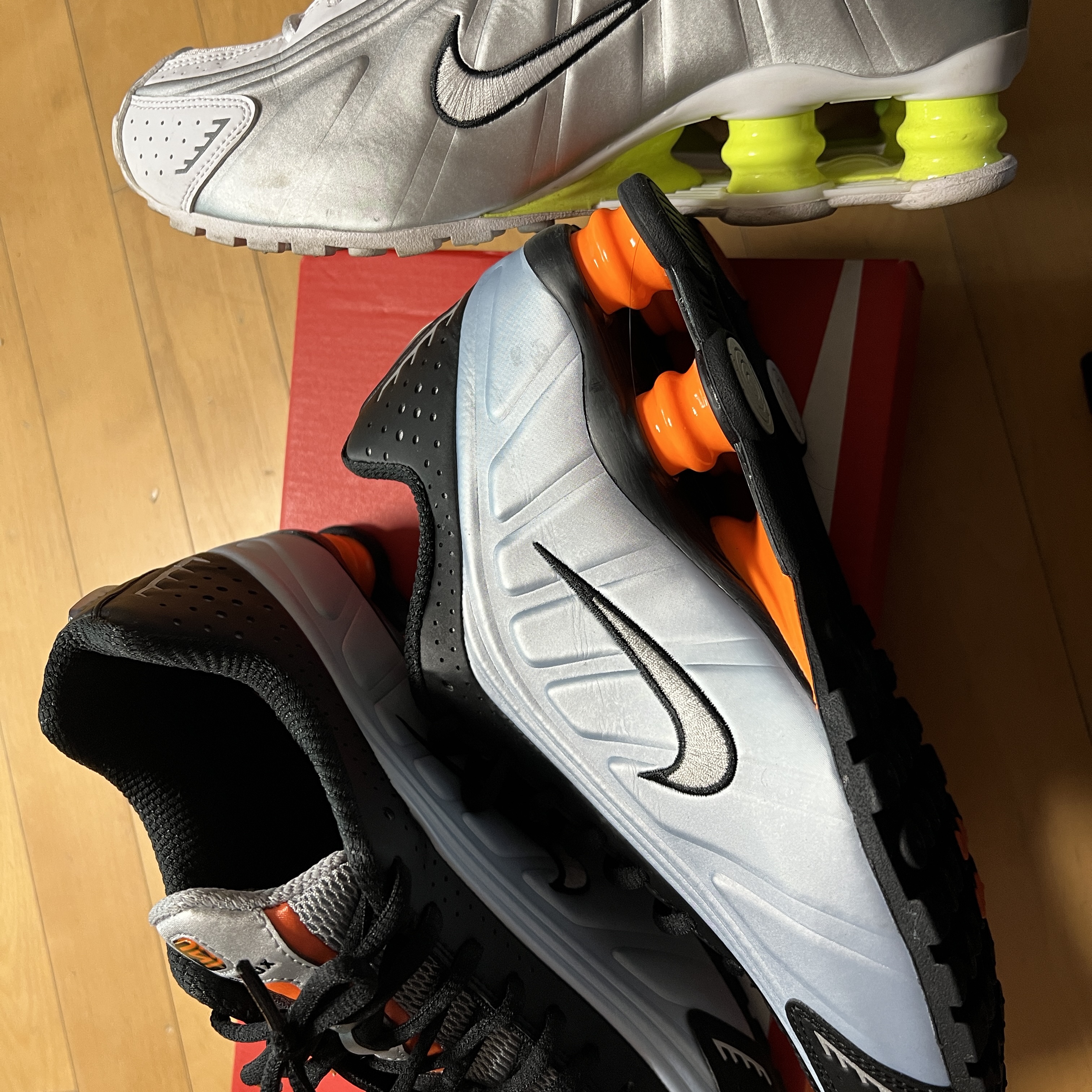 (W) Nike Shox R4 Blue Tint Total Orange 착용 스타일 - 2