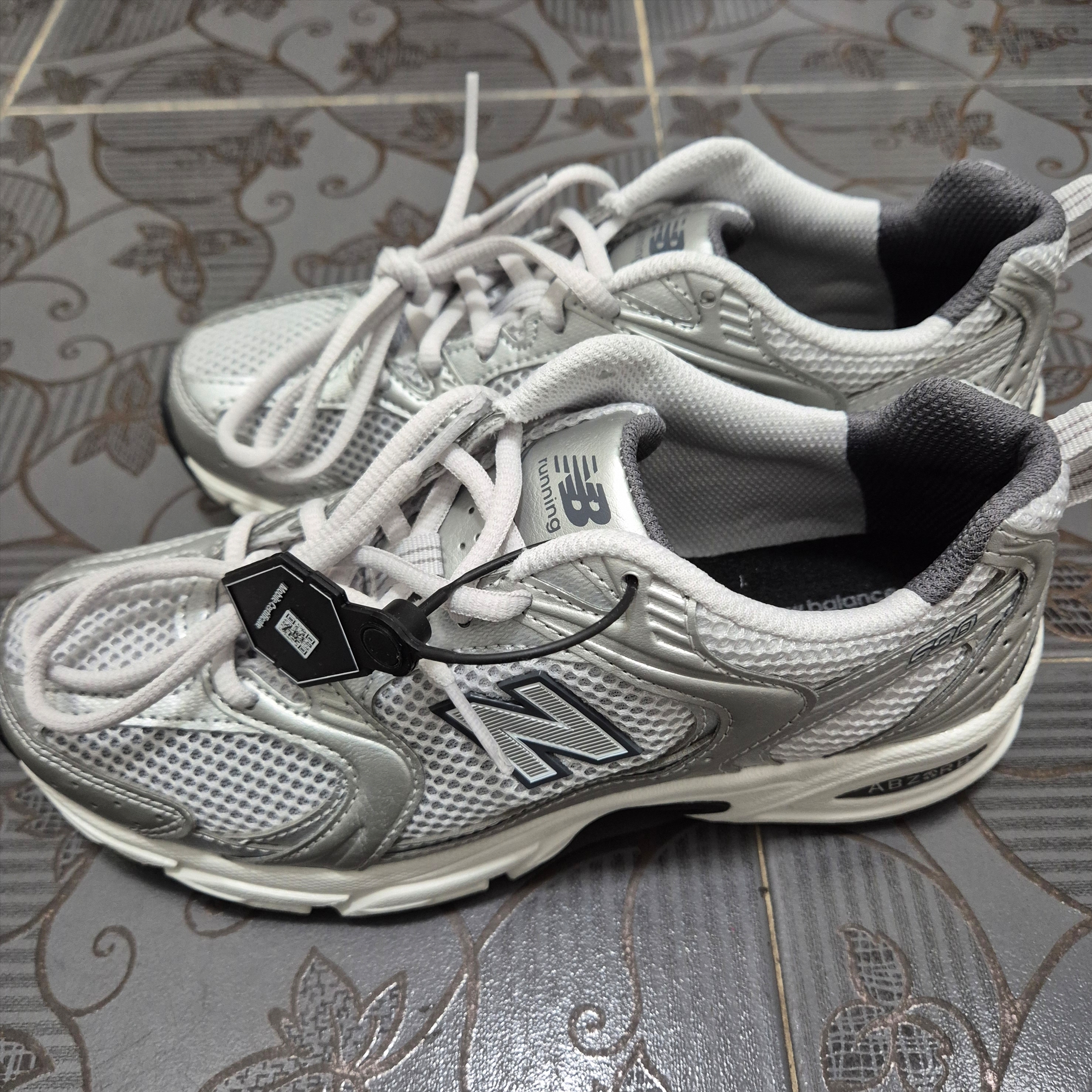 New Balance 530 Grey Matter Silver Metallic 착용 스타일