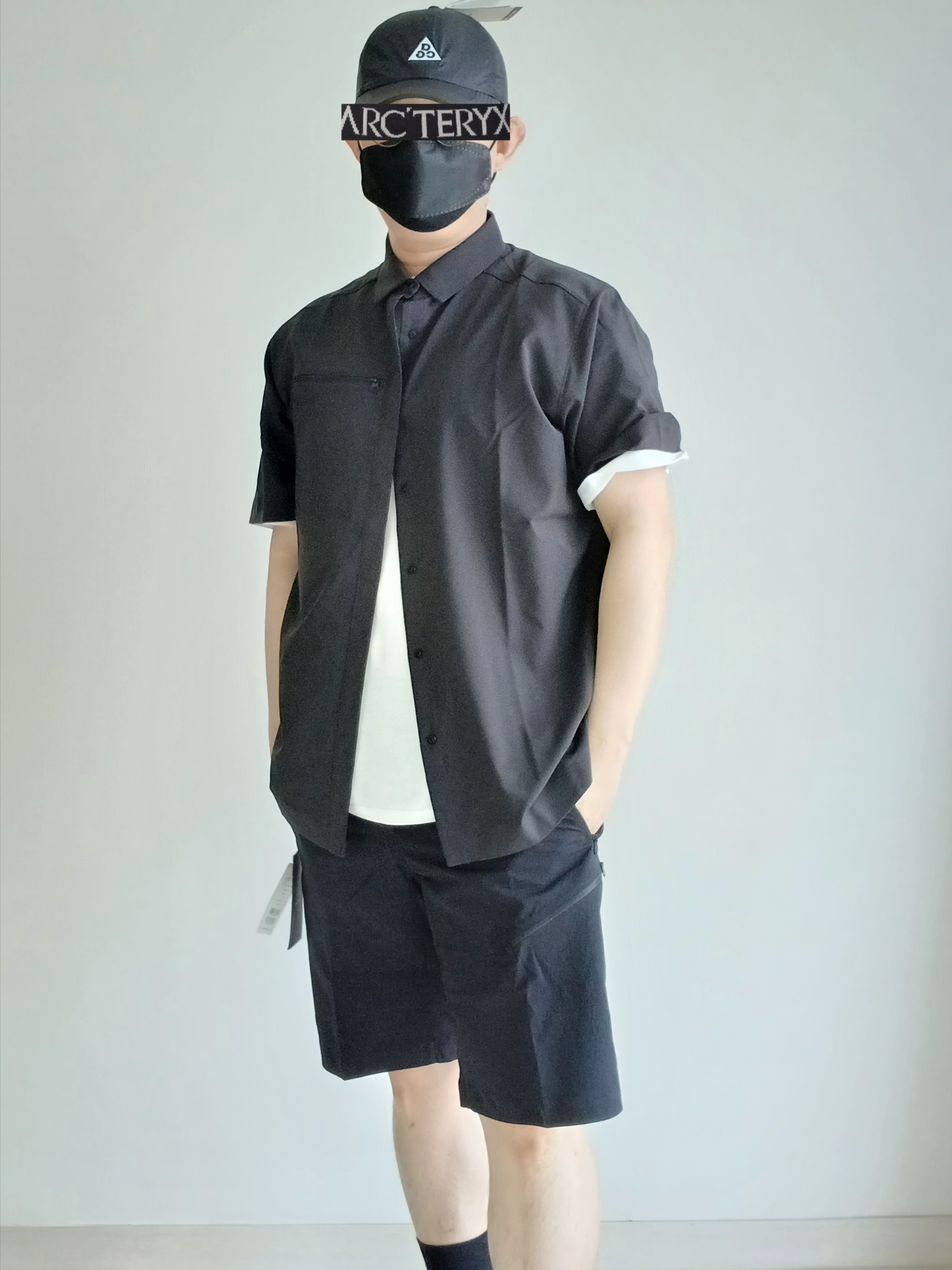 Nike ACG Trail Cap Black, Arc'teryx Kragg SL Cotton Bird Word SS T-Shirt White Light Black 착용 스타일 - 1