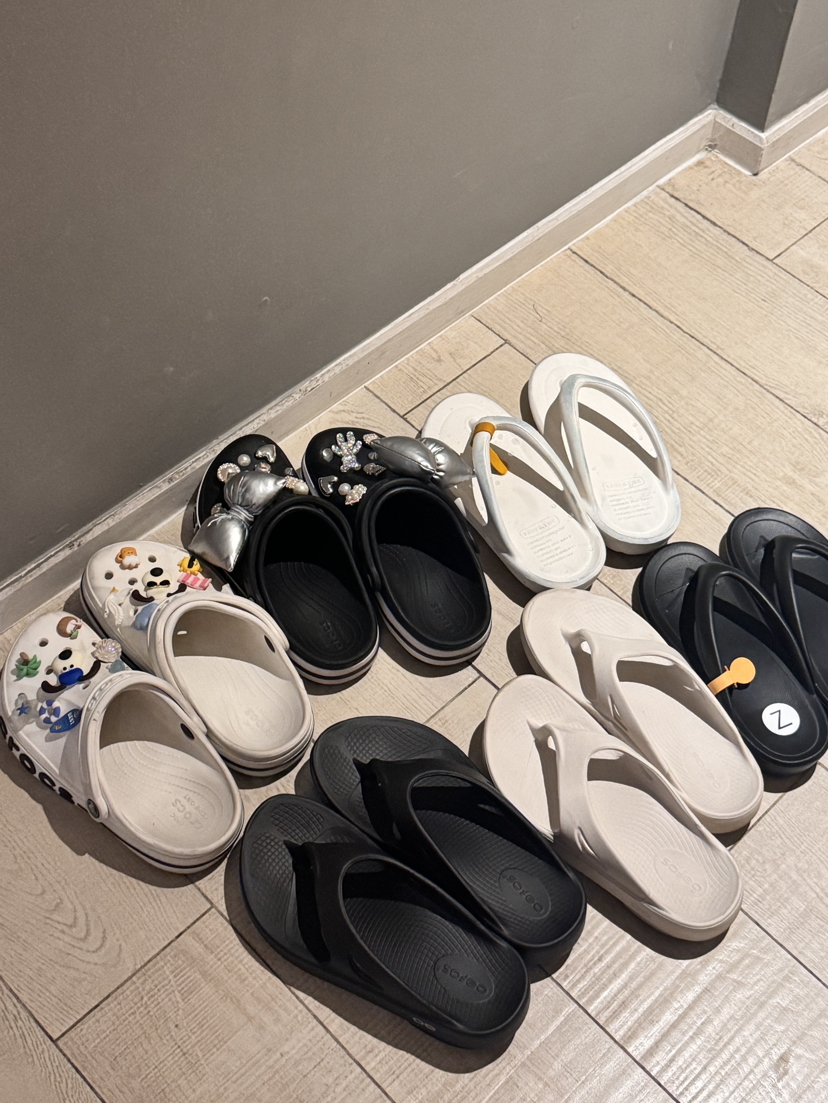 Crocs Bayaband Clog Black White, Crocs Bayaband Clog White Navy 착용 스타일