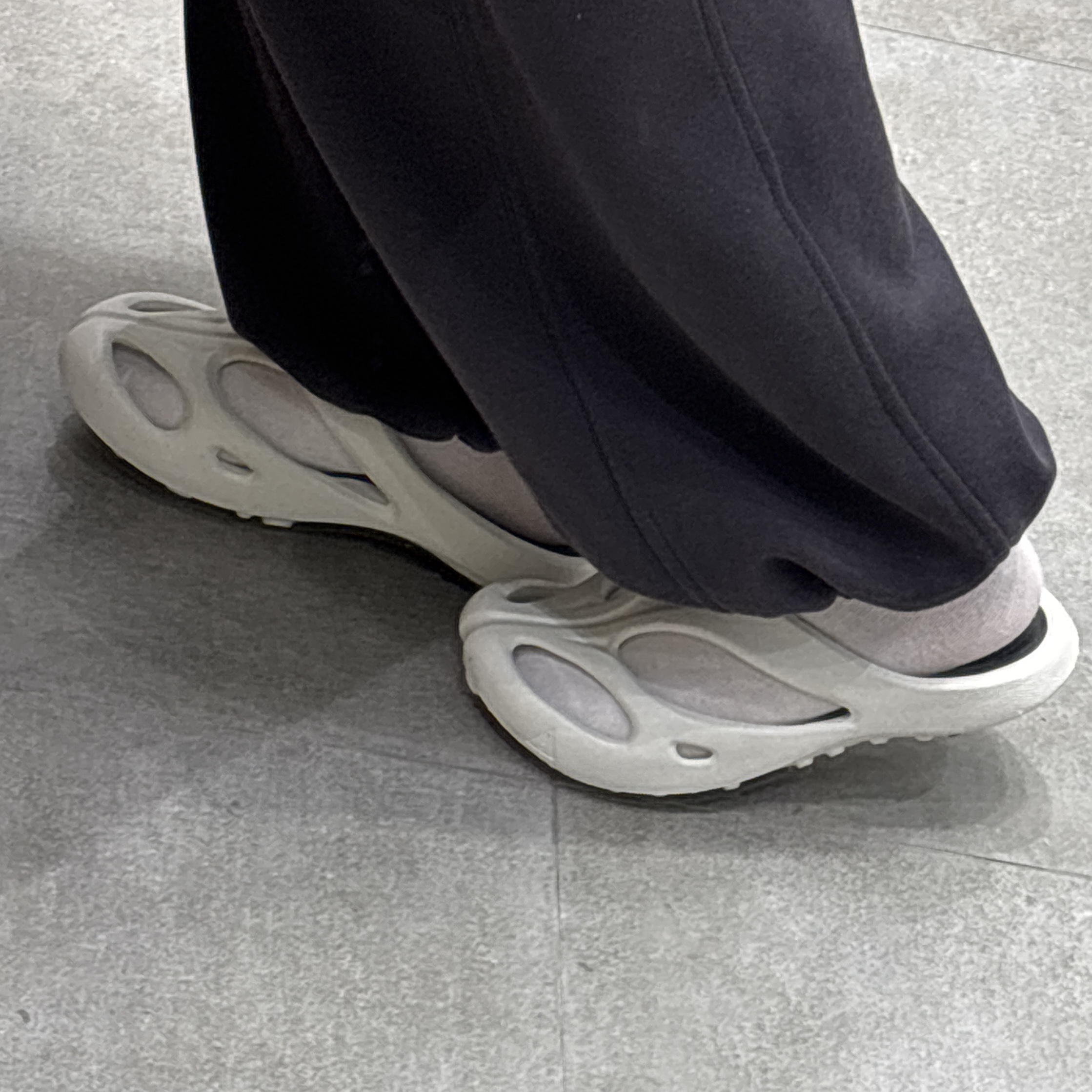 (W) Keen Shanti White Black 착용 스타일 - 2
