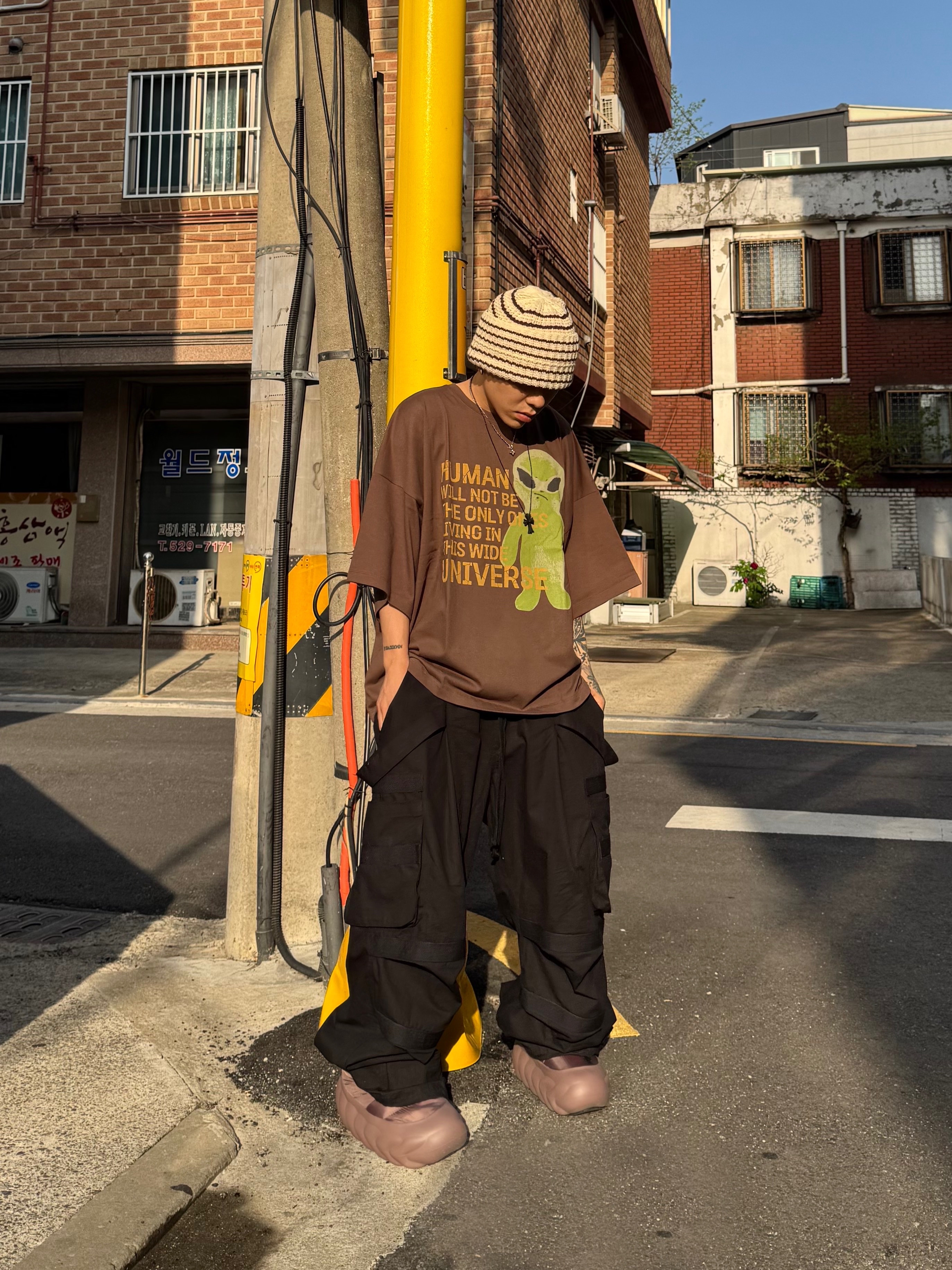 Wapworks Hard Knocks Cargo Pants Gas, Crocs Overpuff Shorty Truffle 착용 스타일 - 3