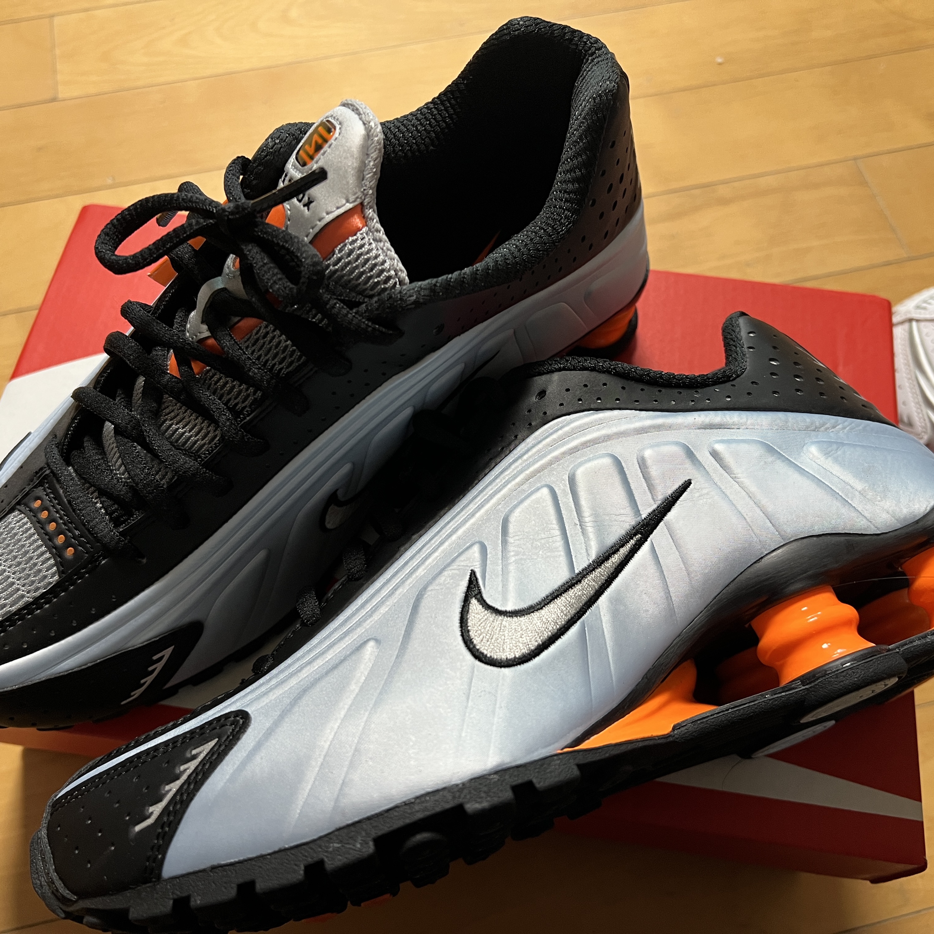 (W) Nike Shox R4 Blue Tint Total Orange 착용 스타일 - 1