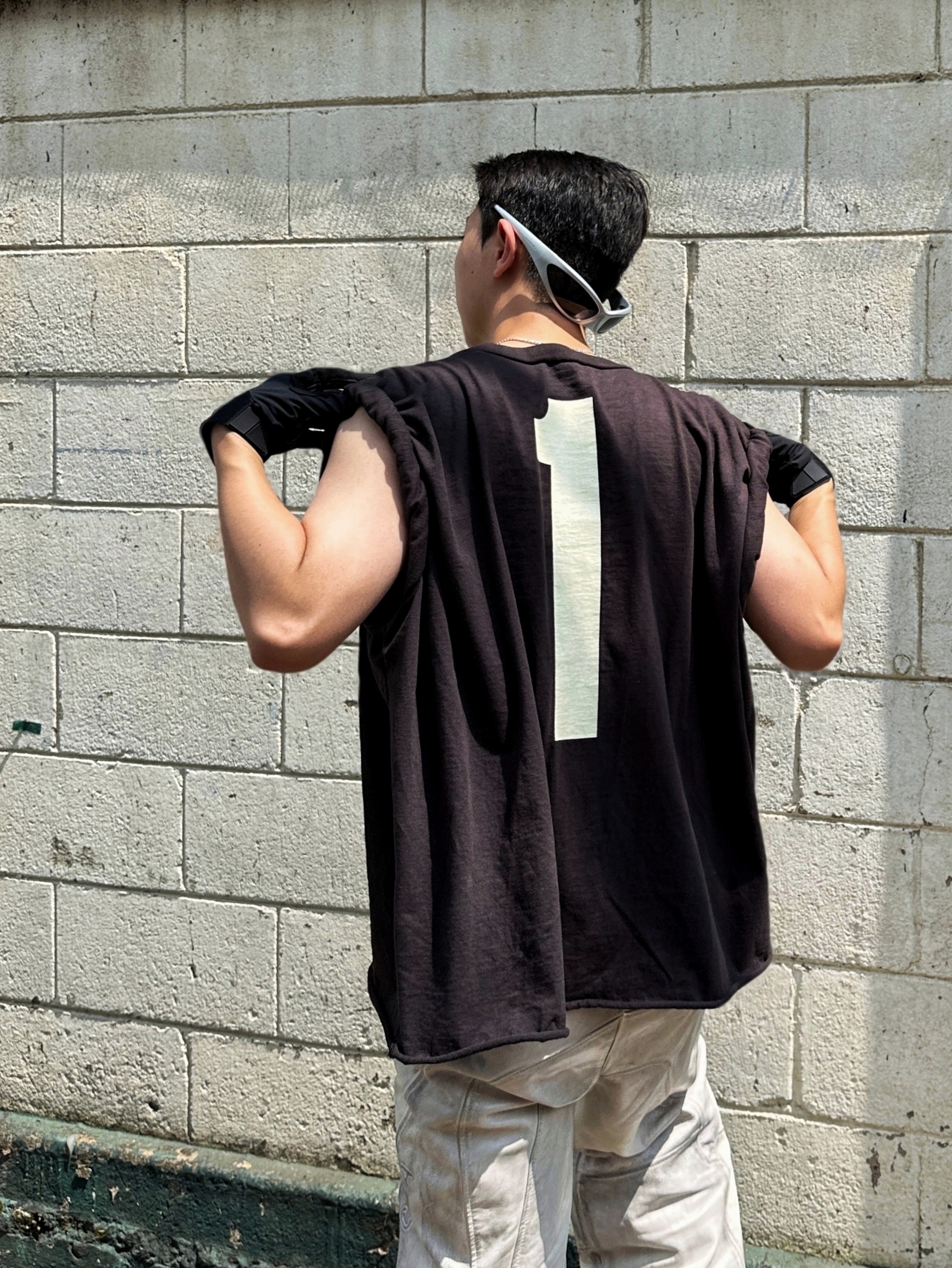 Yeezy One Box T-Shirt Black, Balenciaga 3XL Sneakers Light Beige 착용 스타일 - 2