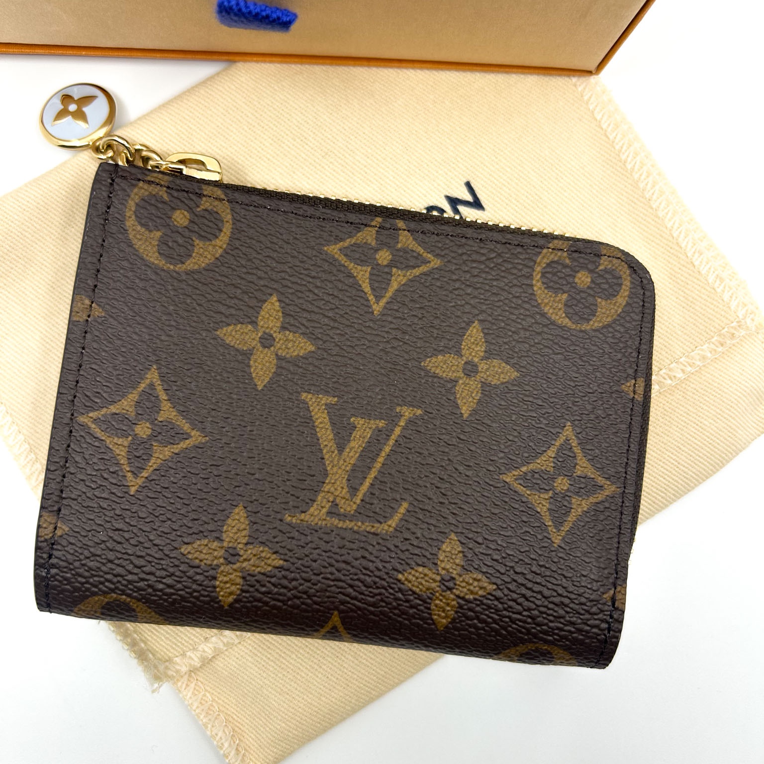 Louis Vuitton Portofoyu Noa Compact Wallet Monogram Azure Blue 착용 스타일 - 4