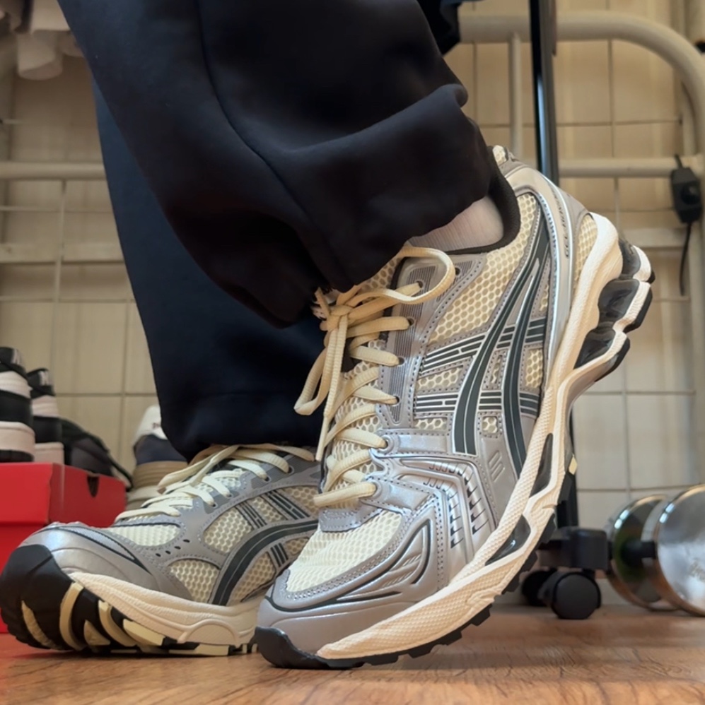 Asics Gel-Kayano 14 Oyster White Steeple Grey 착용 스타일 - 3