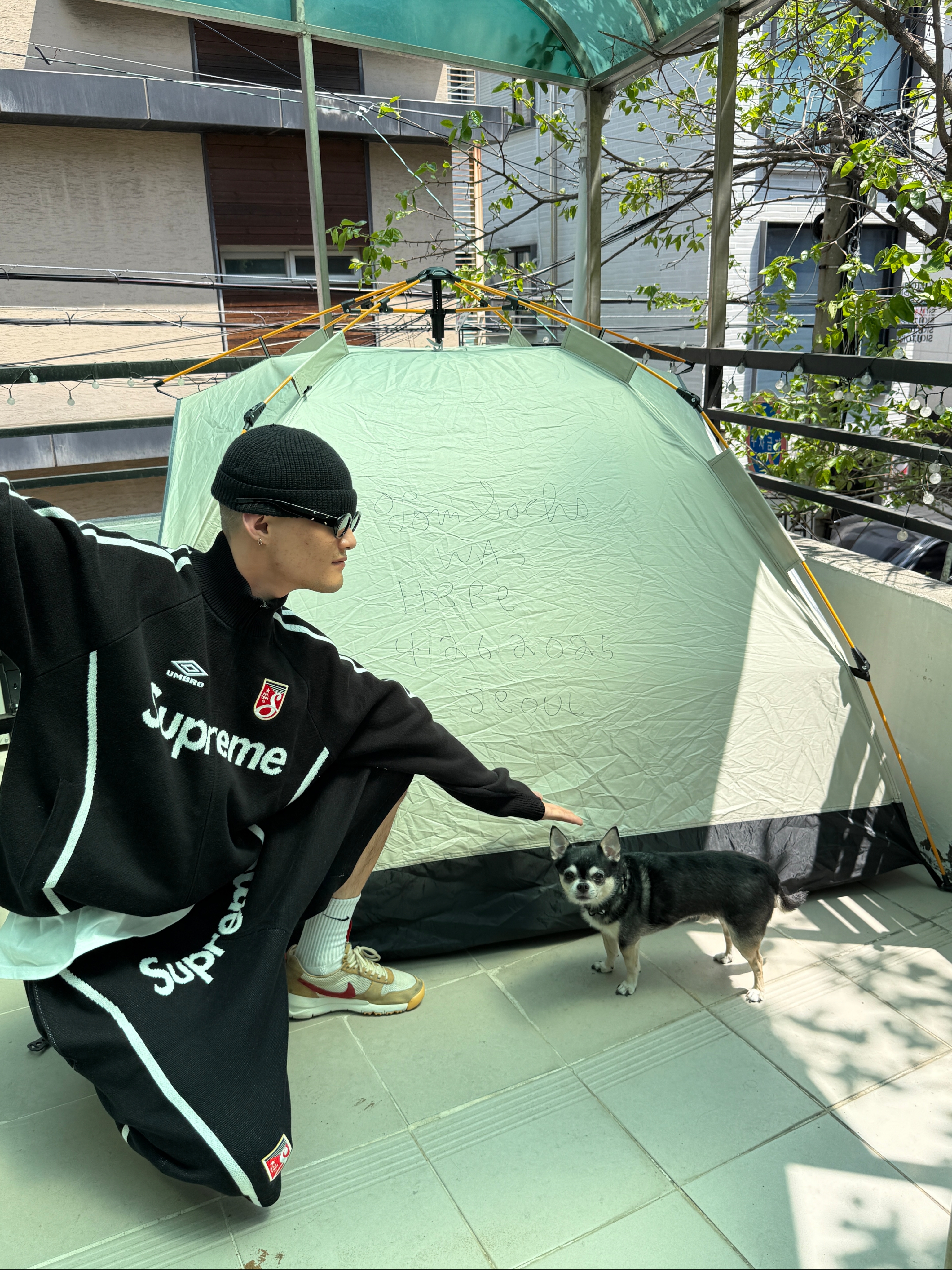 Supreme x Umbro Zip Up Sweater Black - 25SS, Supreme x Umbro Knit Soccer Shorts Black - 25SS 착용 스타일