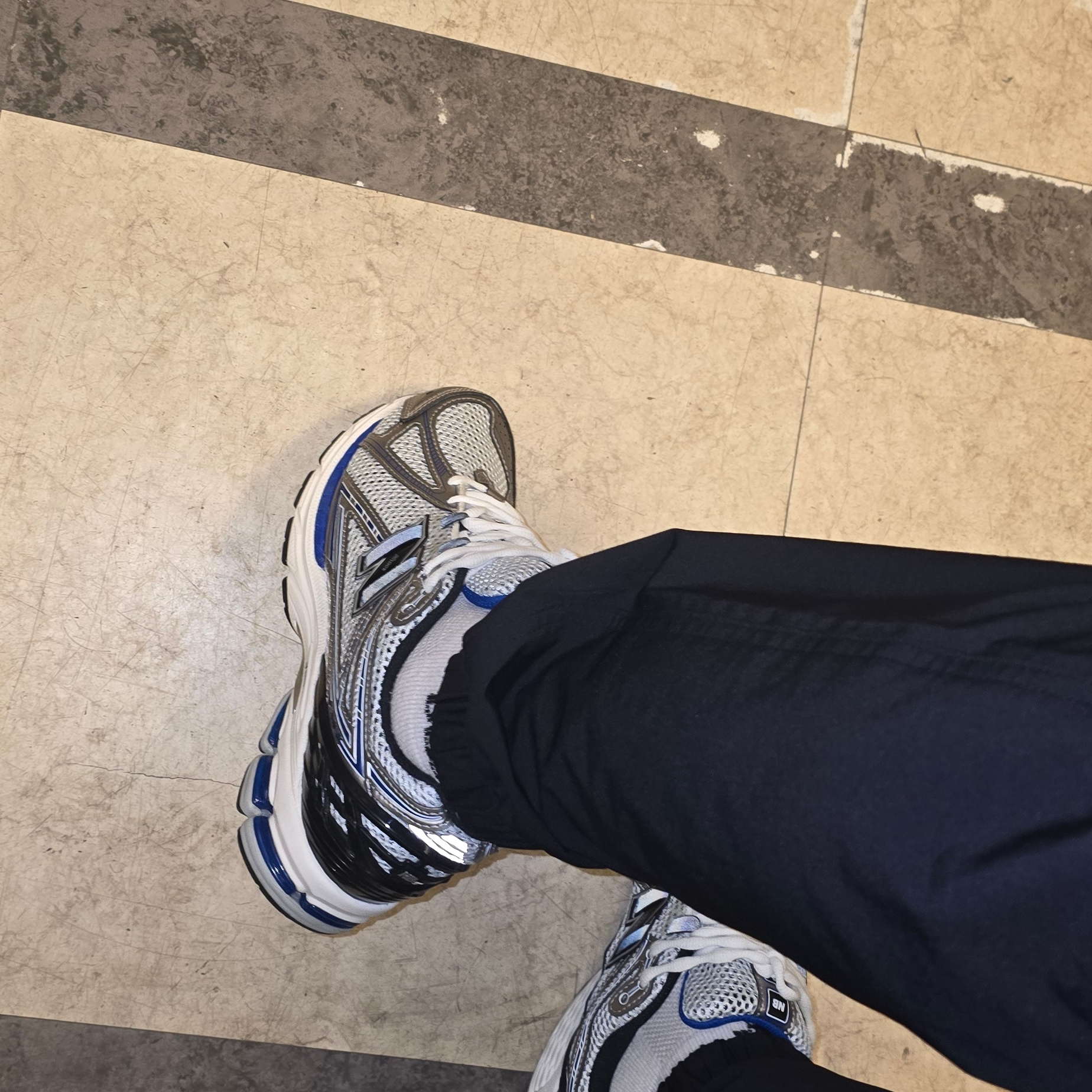 New Balance 1906R Silver Metallic 착용 스타일 - 1