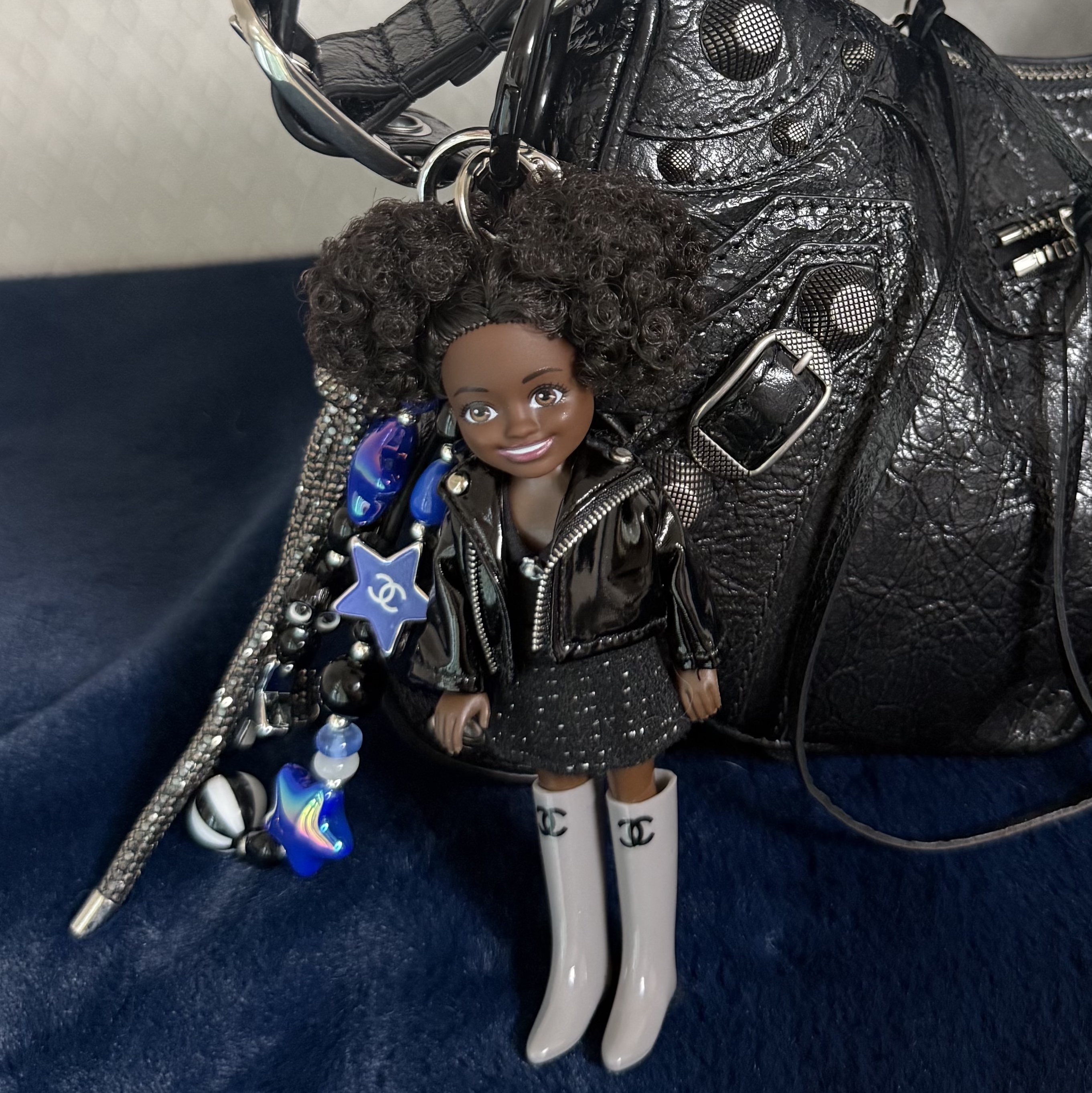 Balenciaga Le Cagole Small Shoulder Bag Black, Nike Shox TL Metallic Silver 착용 스타일 - 2