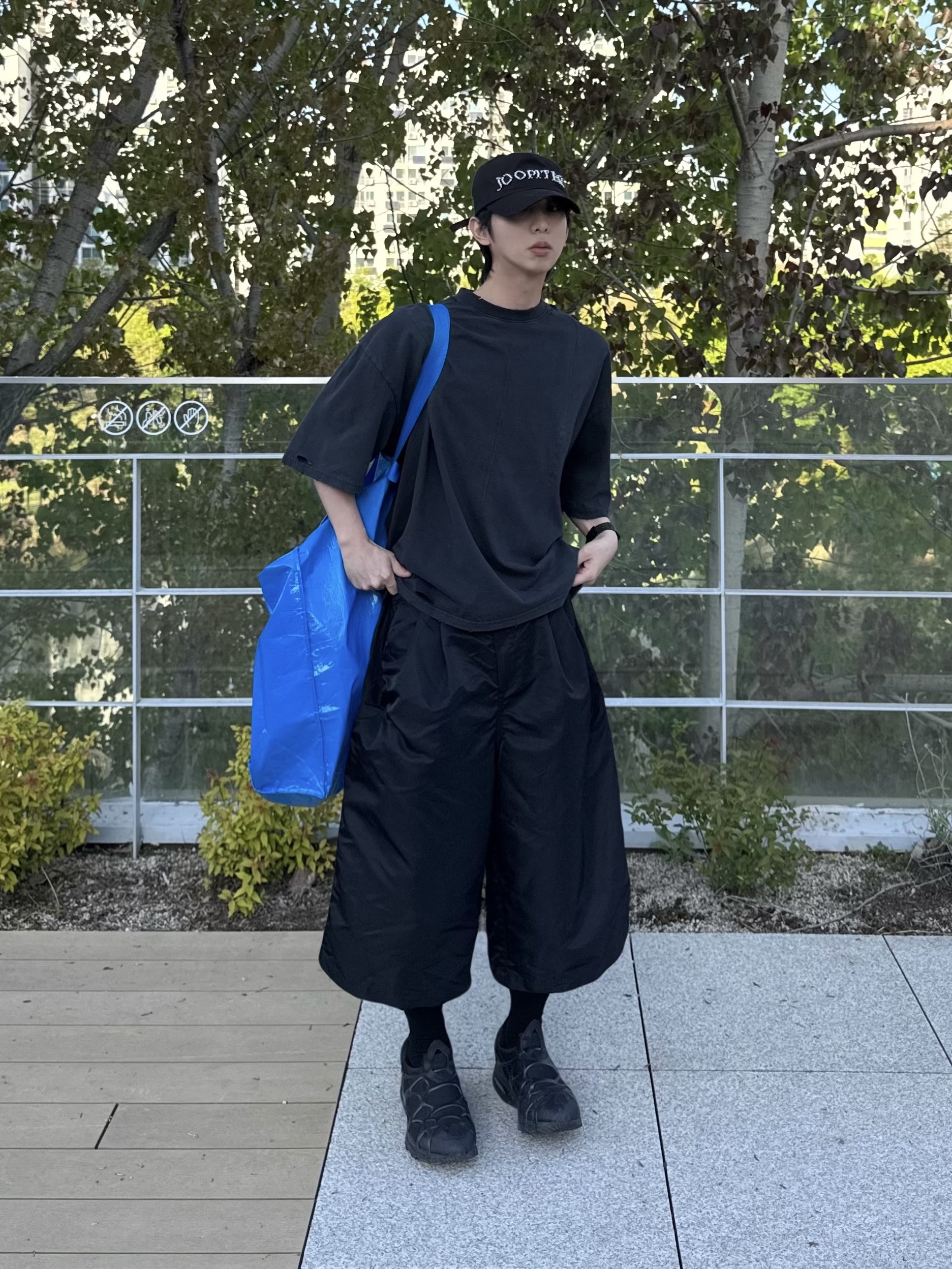 Post Archive Faction (Paf) x Joopiter Baseball Cap Black, MJD x Koin Seoul Two Tuck Re-Nylon Wide Carpenter Bermuda Pants Black 착용 스타일 - 3