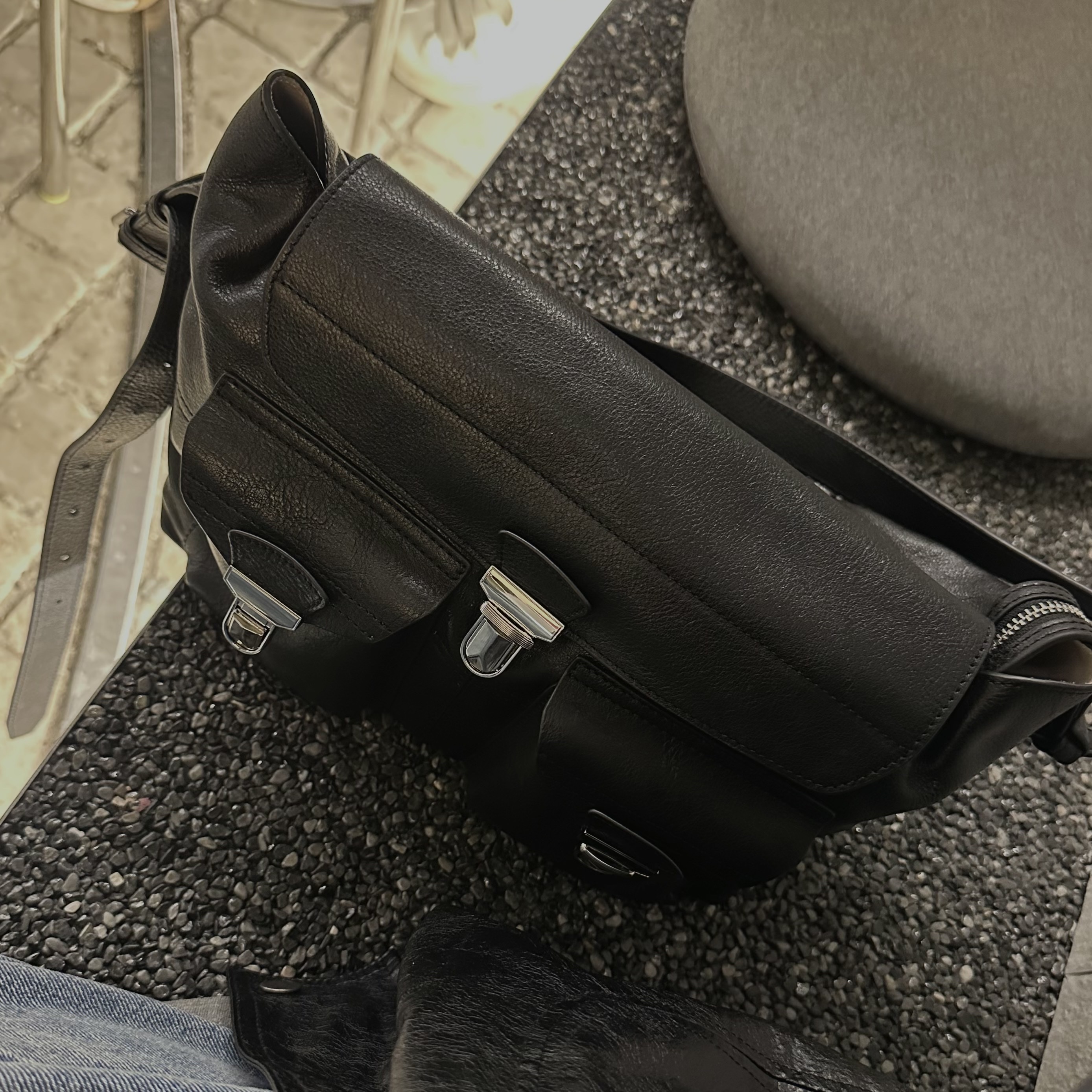 Lemaire Glossy Vegetable Leather Medium Gear Bag Espresso 착용 스타일