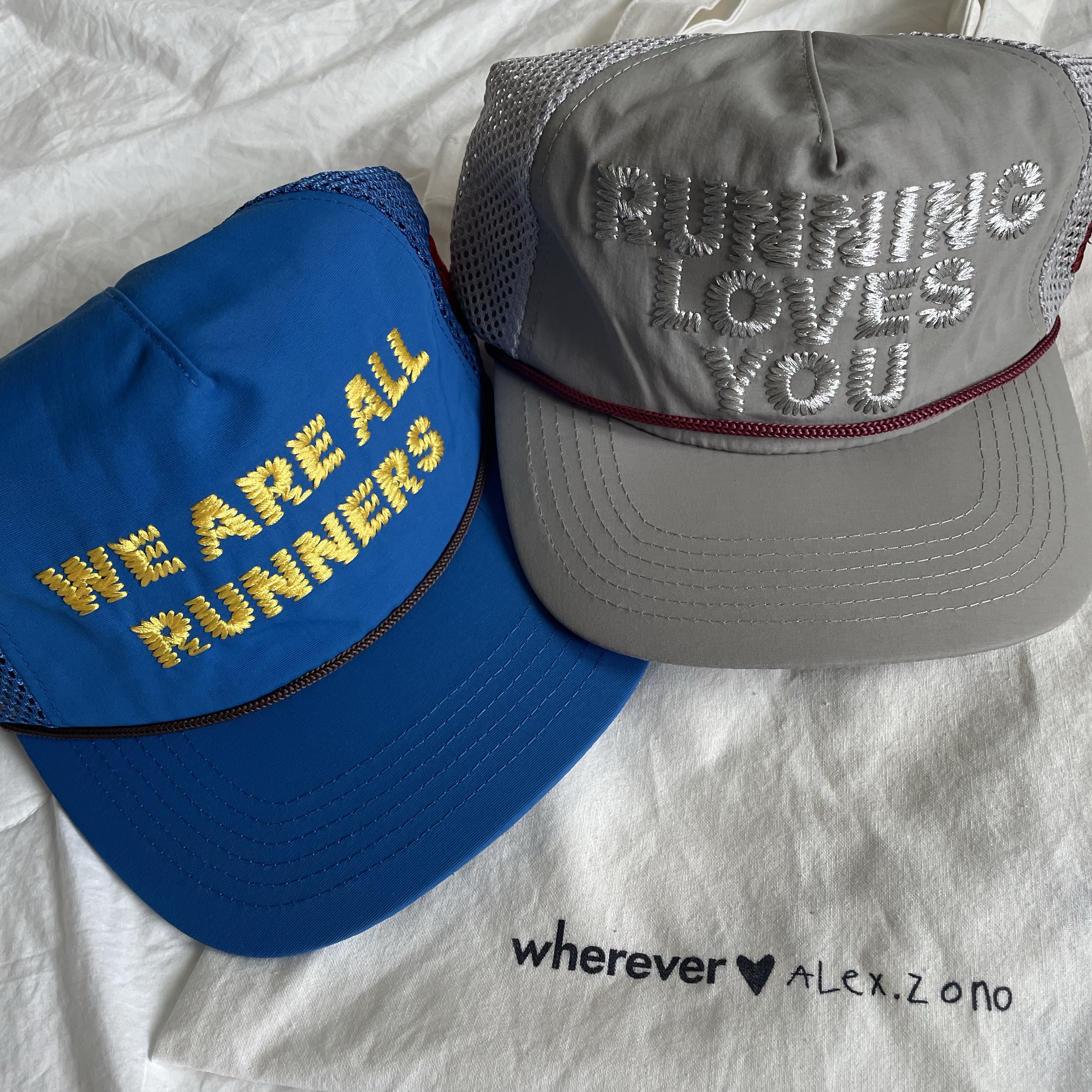 Alex Zono Running Loves You Trucker Hat Silver 착용 스타일