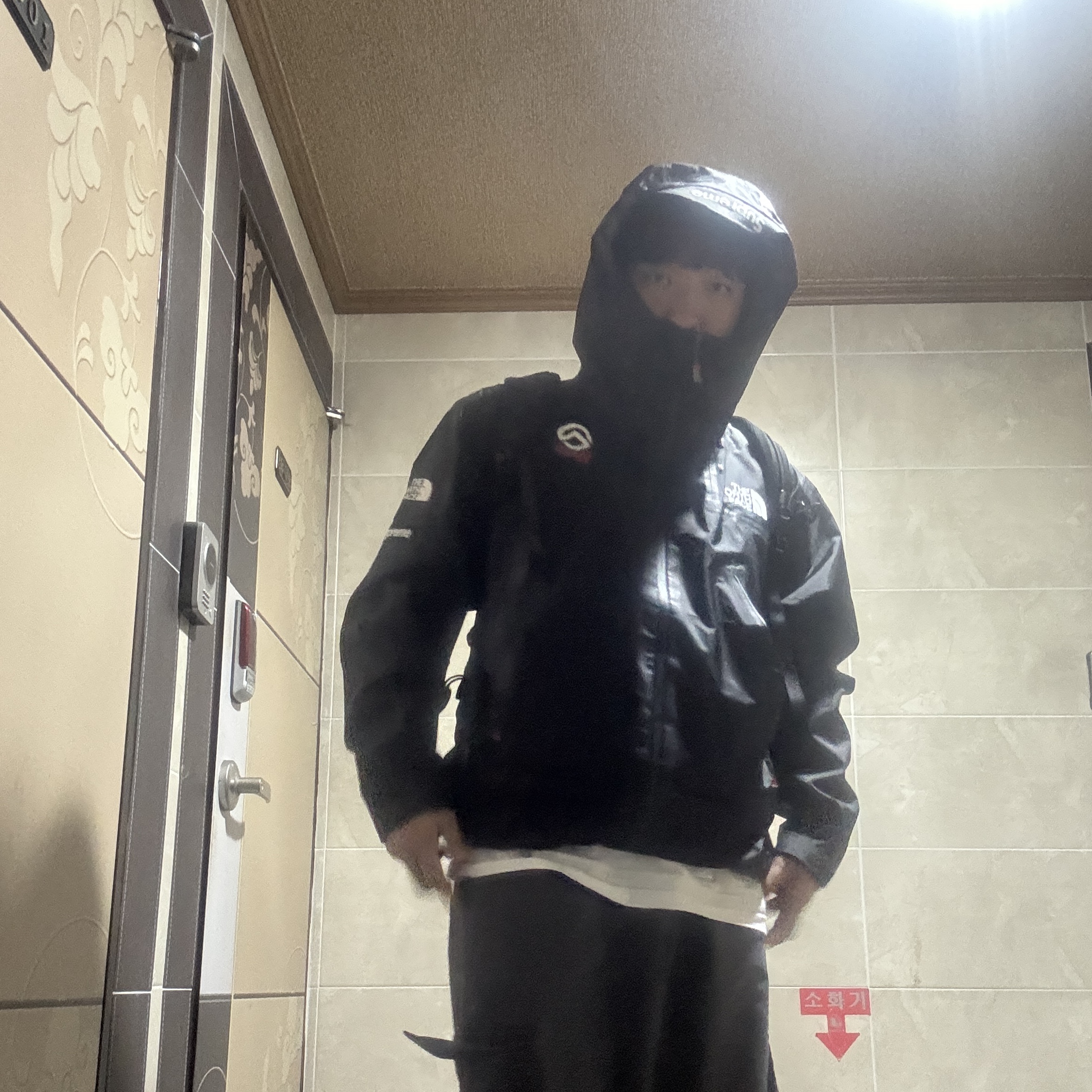 Supreme x The North Face Summit Series Outer Tape Seam Jacket Black - 21SS, IAB Studio 10th Anniversary T-Shirt White 착용 스타일 - 1