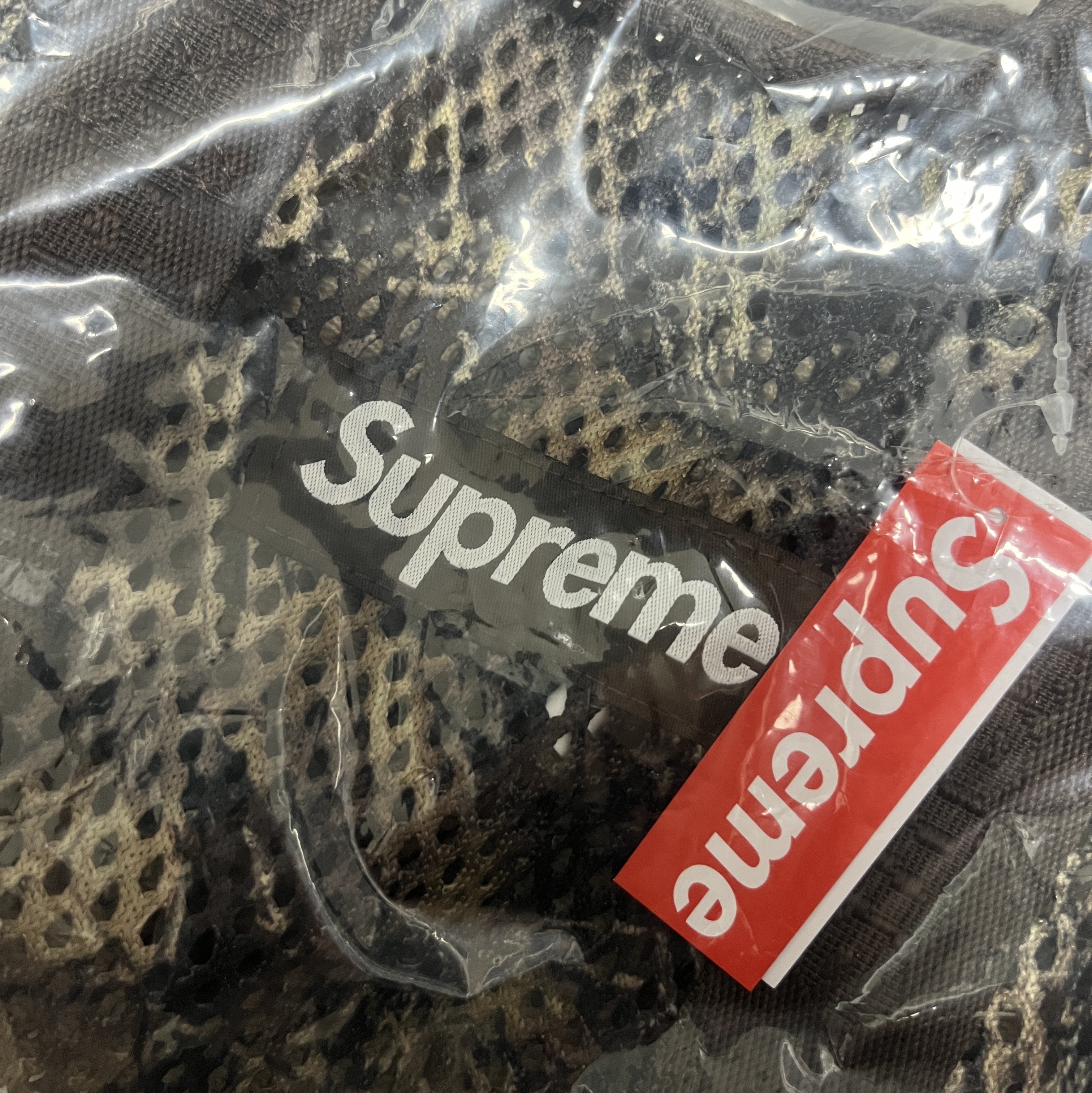 Supreme Mesh Mini Duffle Bag Truetimber Kanati Camo - 25SS 착용 스타일