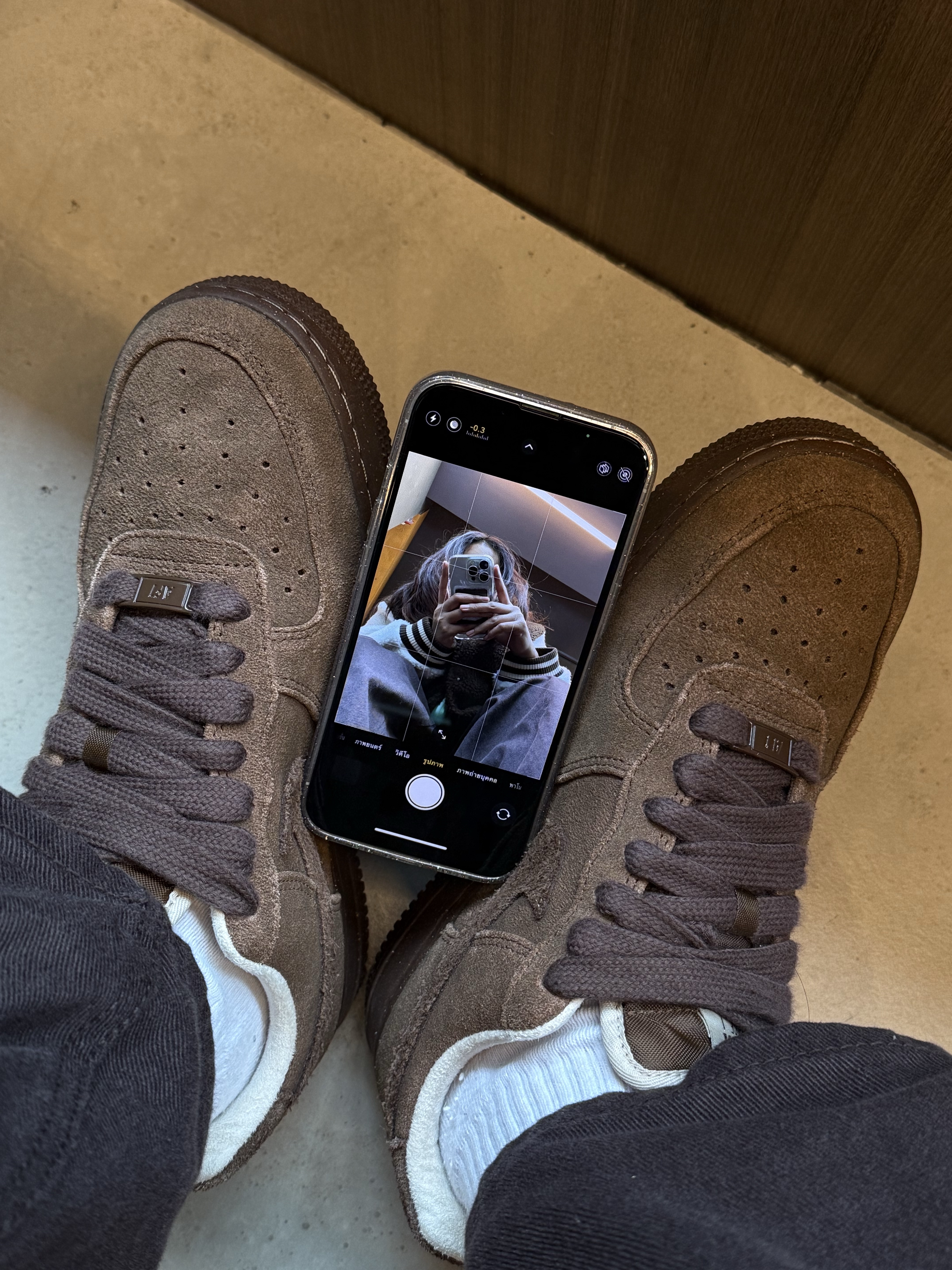 (W) Nike Air Force 1 '07 Cacao Wow, Apple AirPods Max Lightning Silver (Korean Ver.) 착용 스타일 - 1