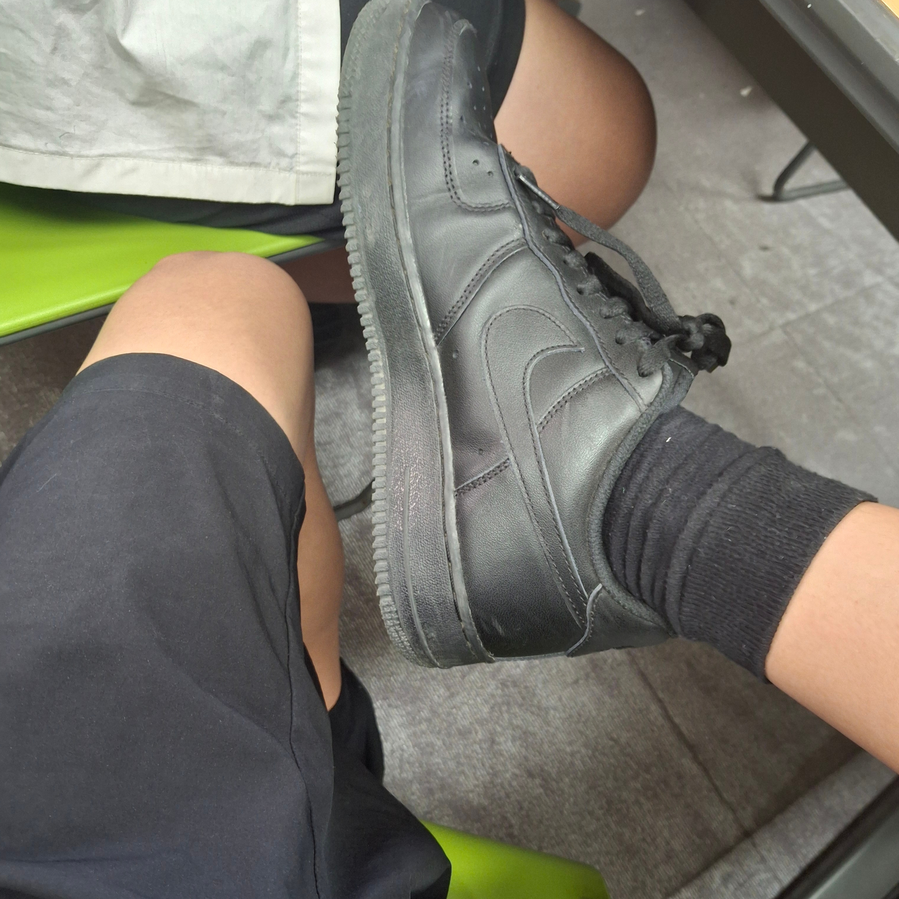 Nike Air Force 1 '07 Low Triple Black 착용 스타일