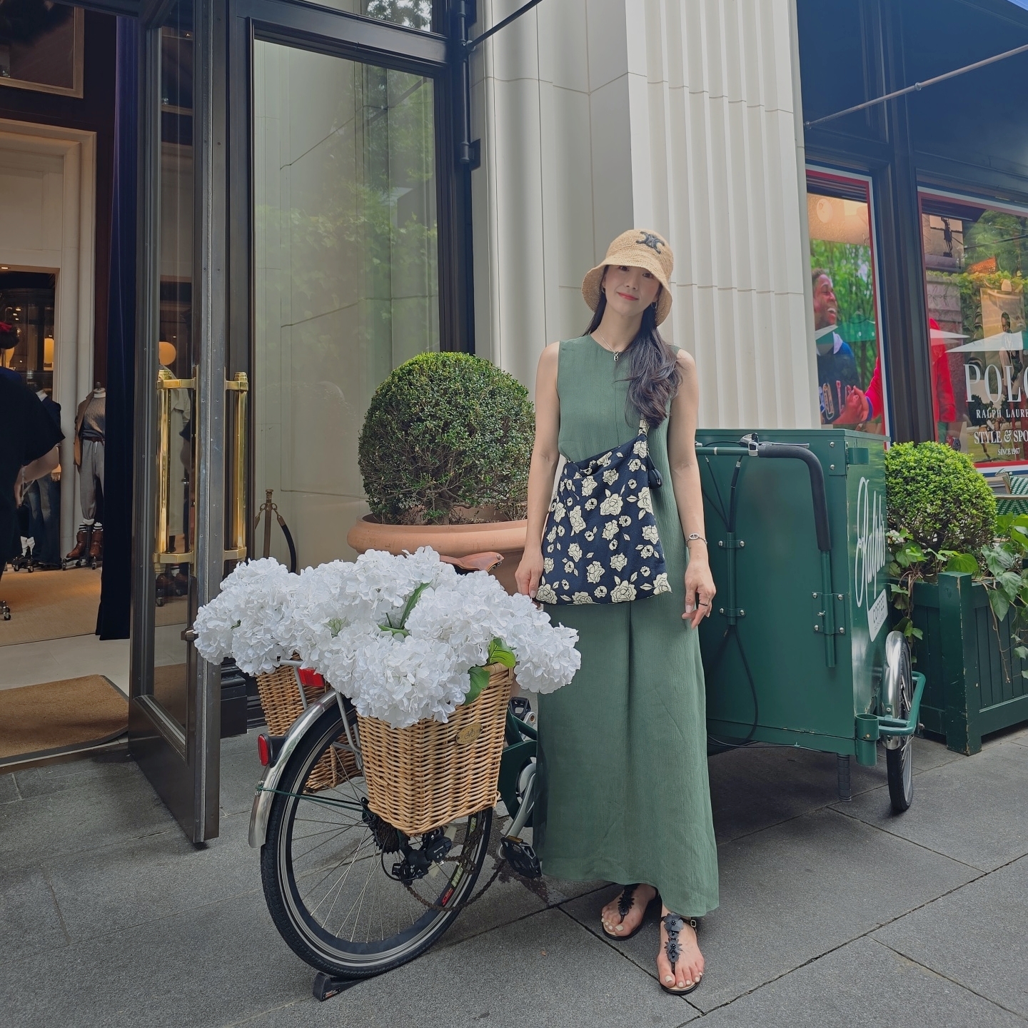 (W) Celine Triomphe Bucket Hat in Raffia Natural Black 착용 스타일