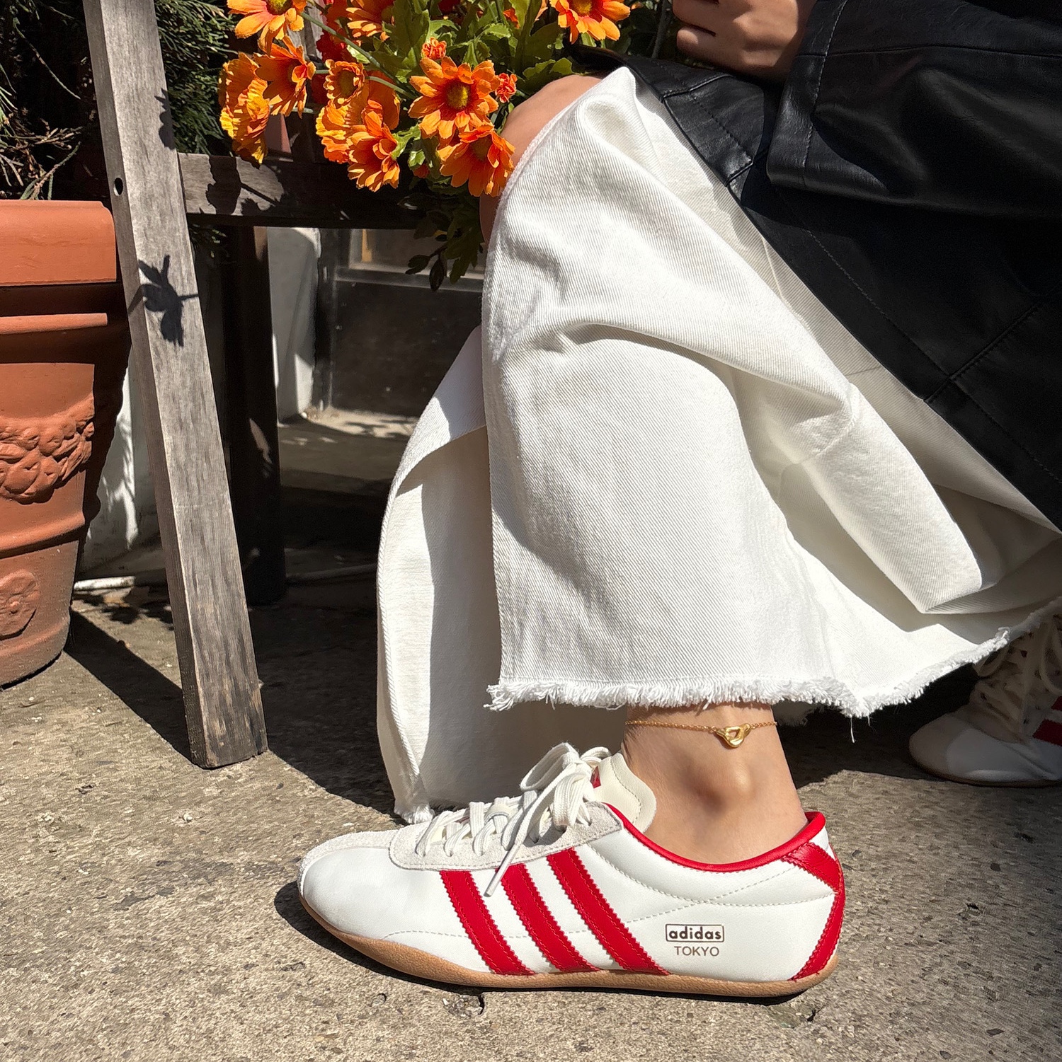 (W) Adidas Tokyo Off White Better Scarlet 착용 스타일 - 2