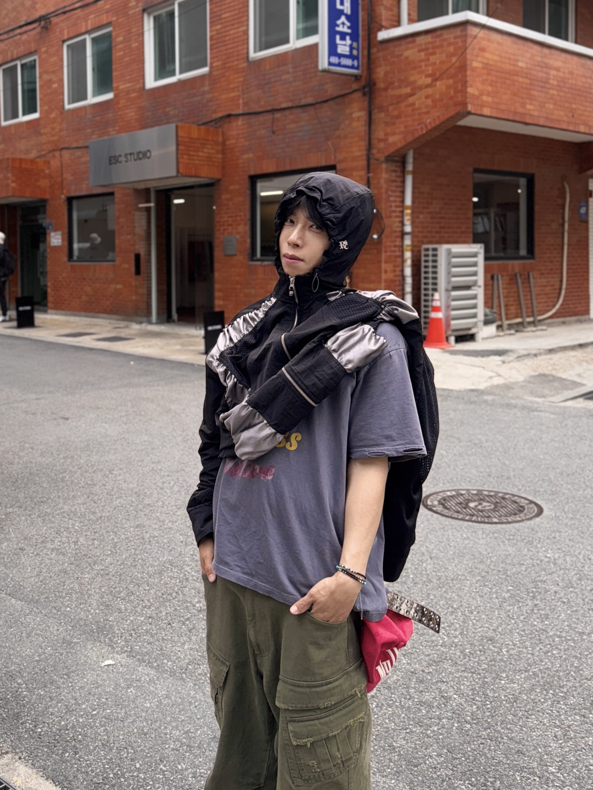 Nonnod Double Pocket Cargo Pants Vintage Khaki, MJD x Kamien Double Hole Belt Oak Brown 착용 스타일 - 3