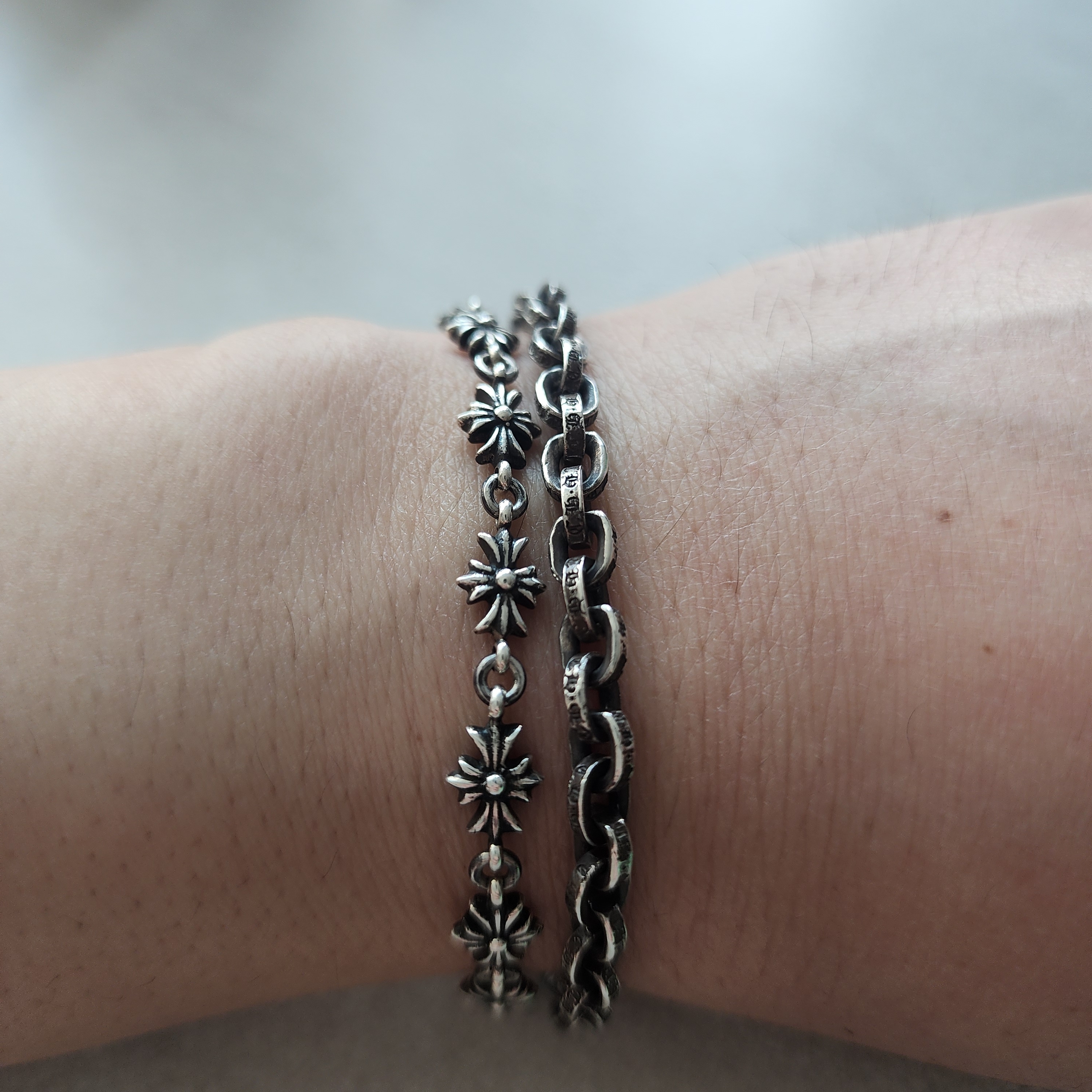 Hansroom Chrome Hearts Tiny  E-CH Plus Bracelet, Hansroom Chrome Hearts Large Paper Chain Bracelet 착용 스타일