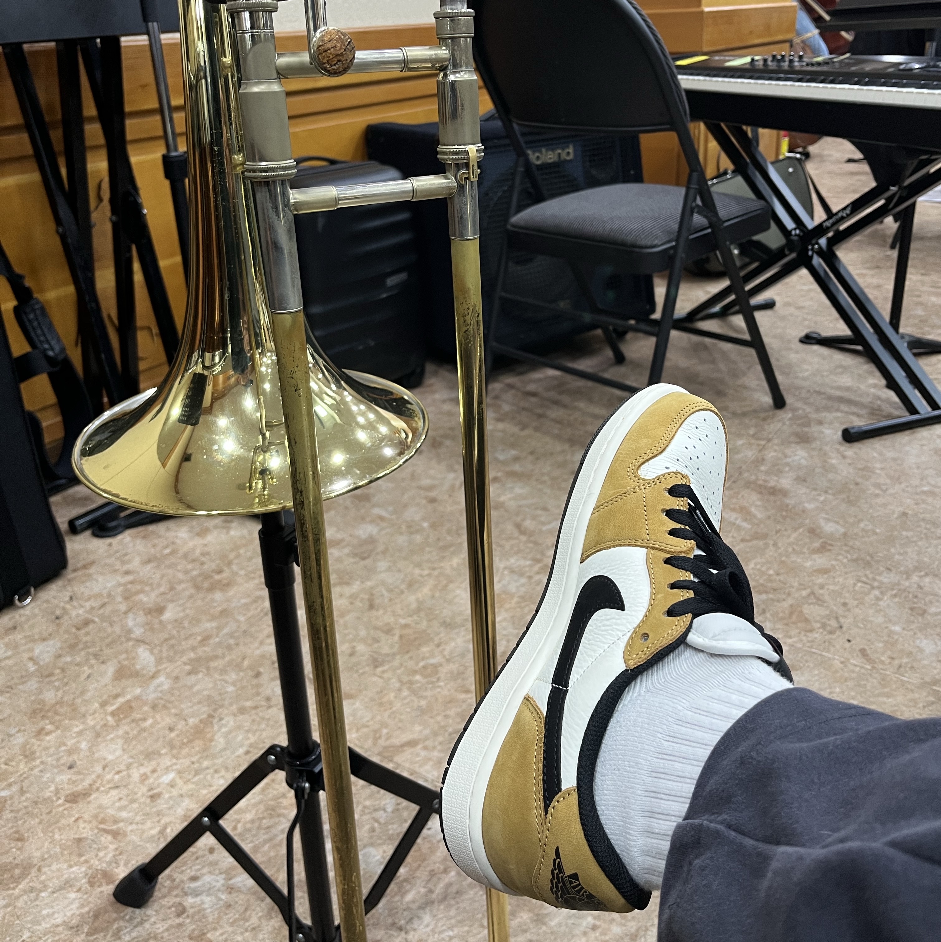 Jordan 1 Low OG Sail and Golden Harvest 착용 스타일