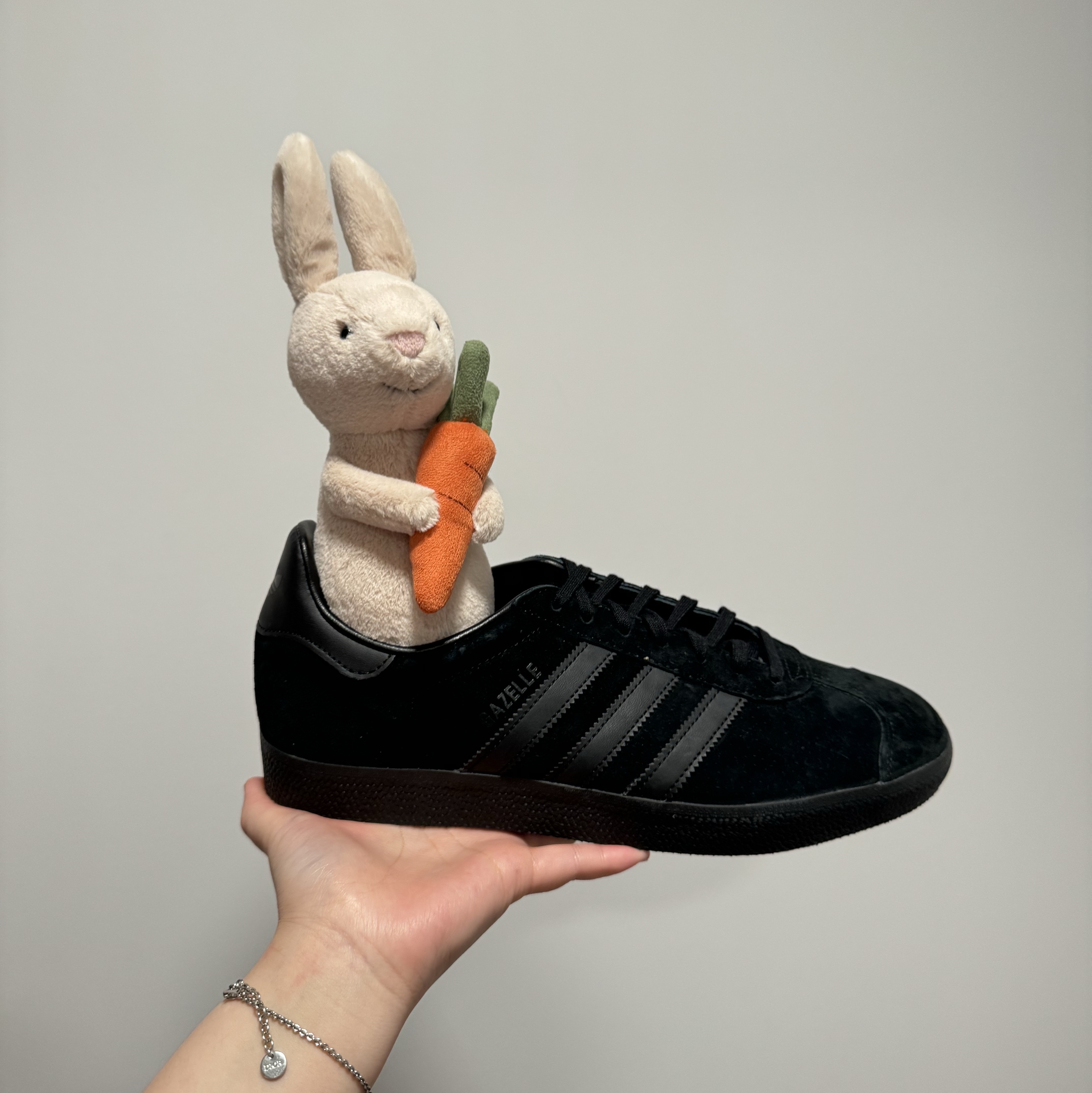 Adidas Gazelle Triple Black 착용 스타일