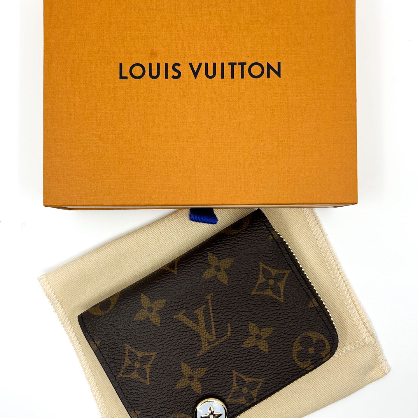 Louis Vuitton Portofoyu Noa Compact Wallet Monogram Azure Blue 착용 스타일 - 1