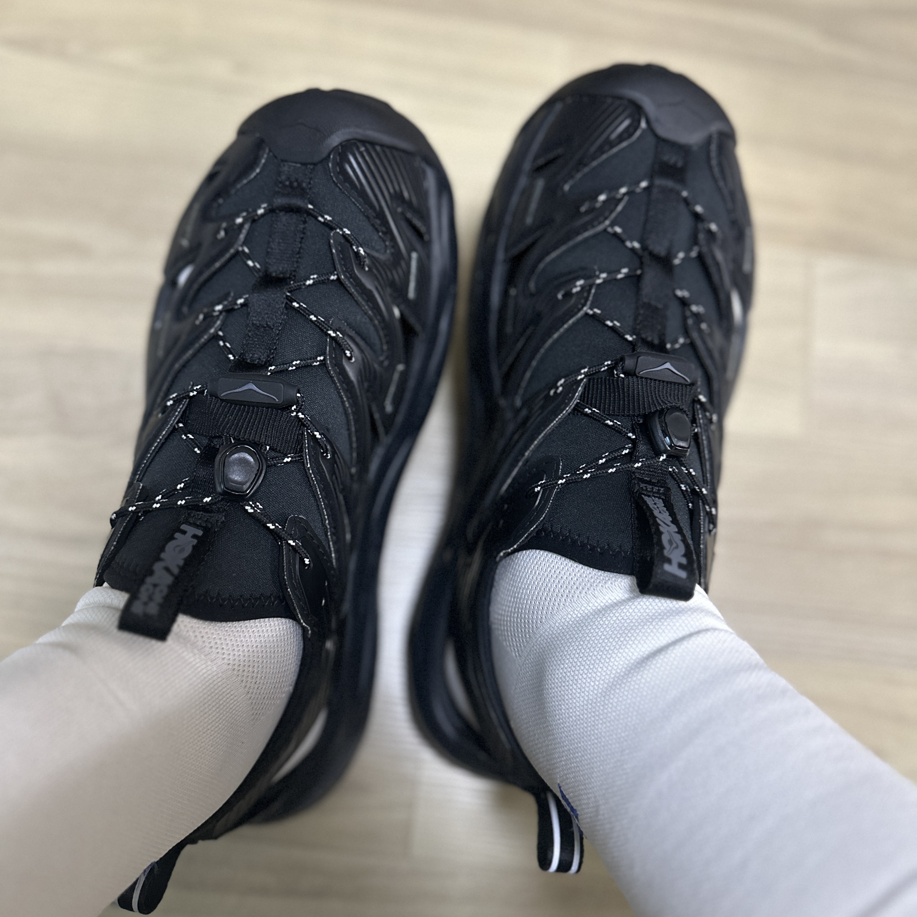 Hoka Hopara Black Castle Rock 착용 스타일