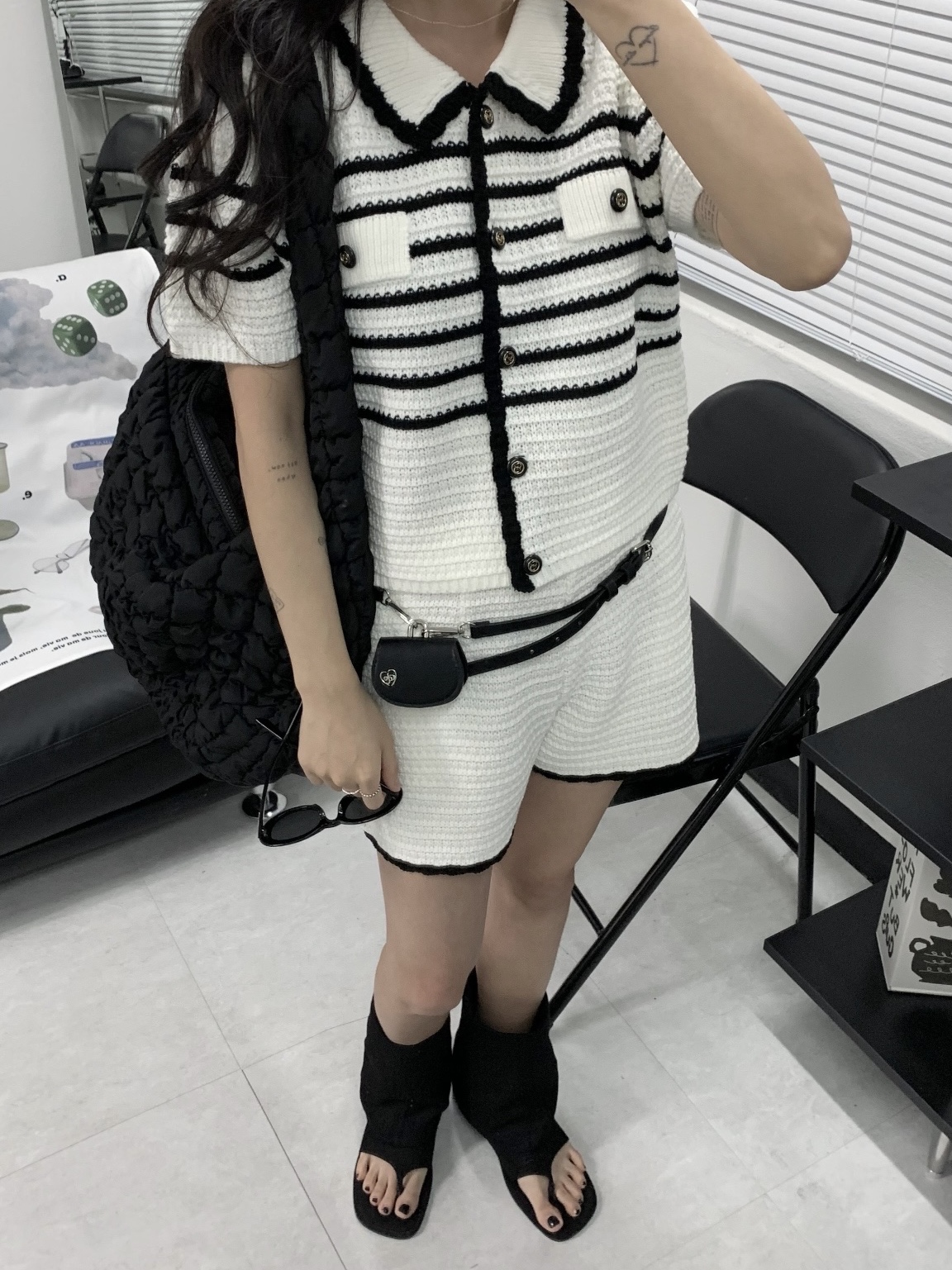 COS Quilted Oversized Shoulder Bag Black 착용 스타일 - 2