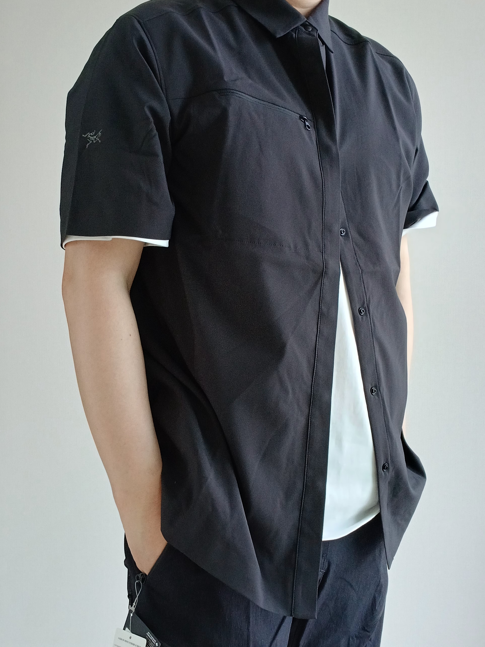 Nike ACG Trail Cap Black, Arc'teryx Kragg SL Cotton Bird Word SS T-Shirt White Light Black 착용 스타일 - 4