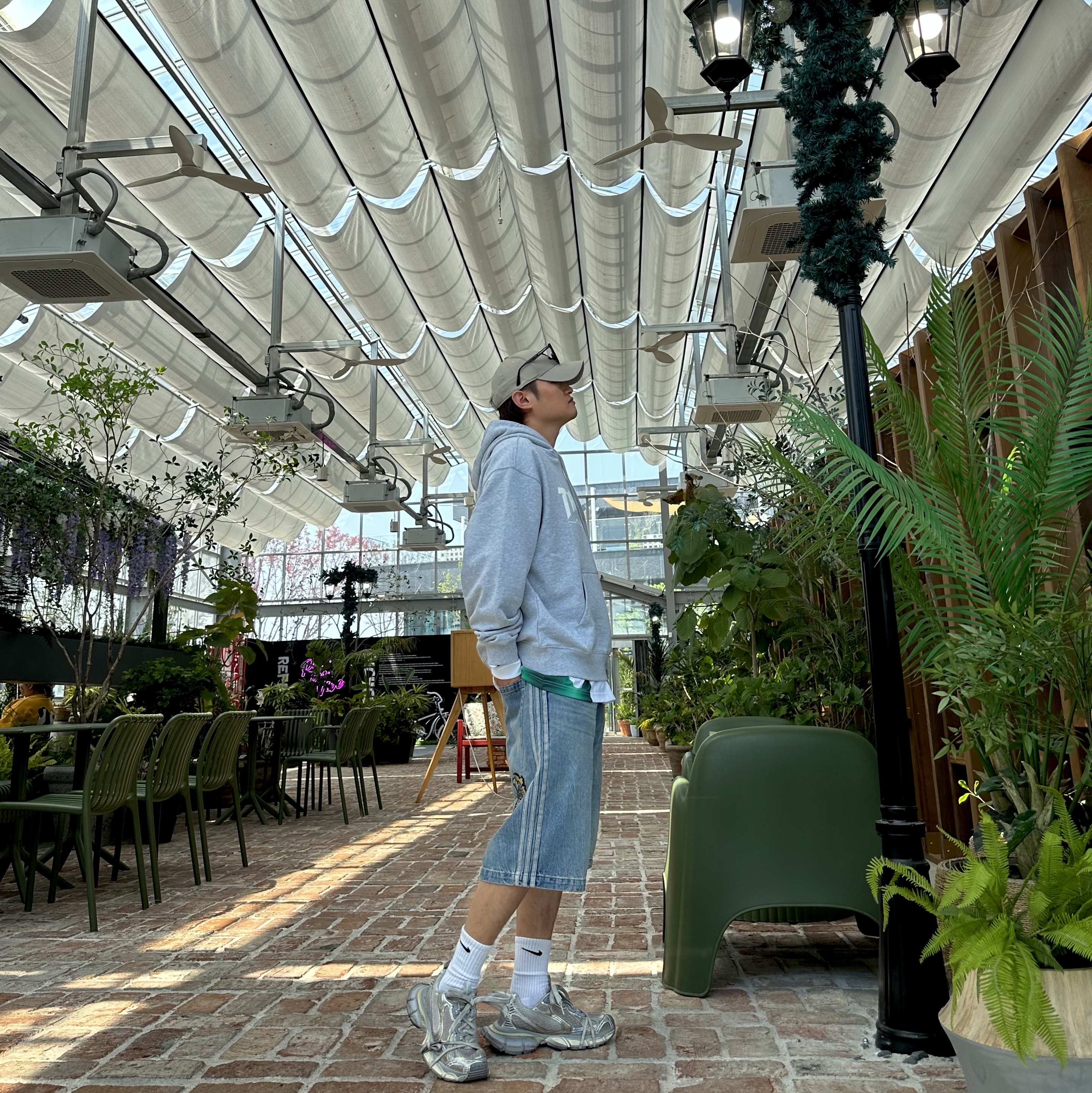 (W) Balenciaga 3XL Sneakers Light Beige 착용 스타일 - 1