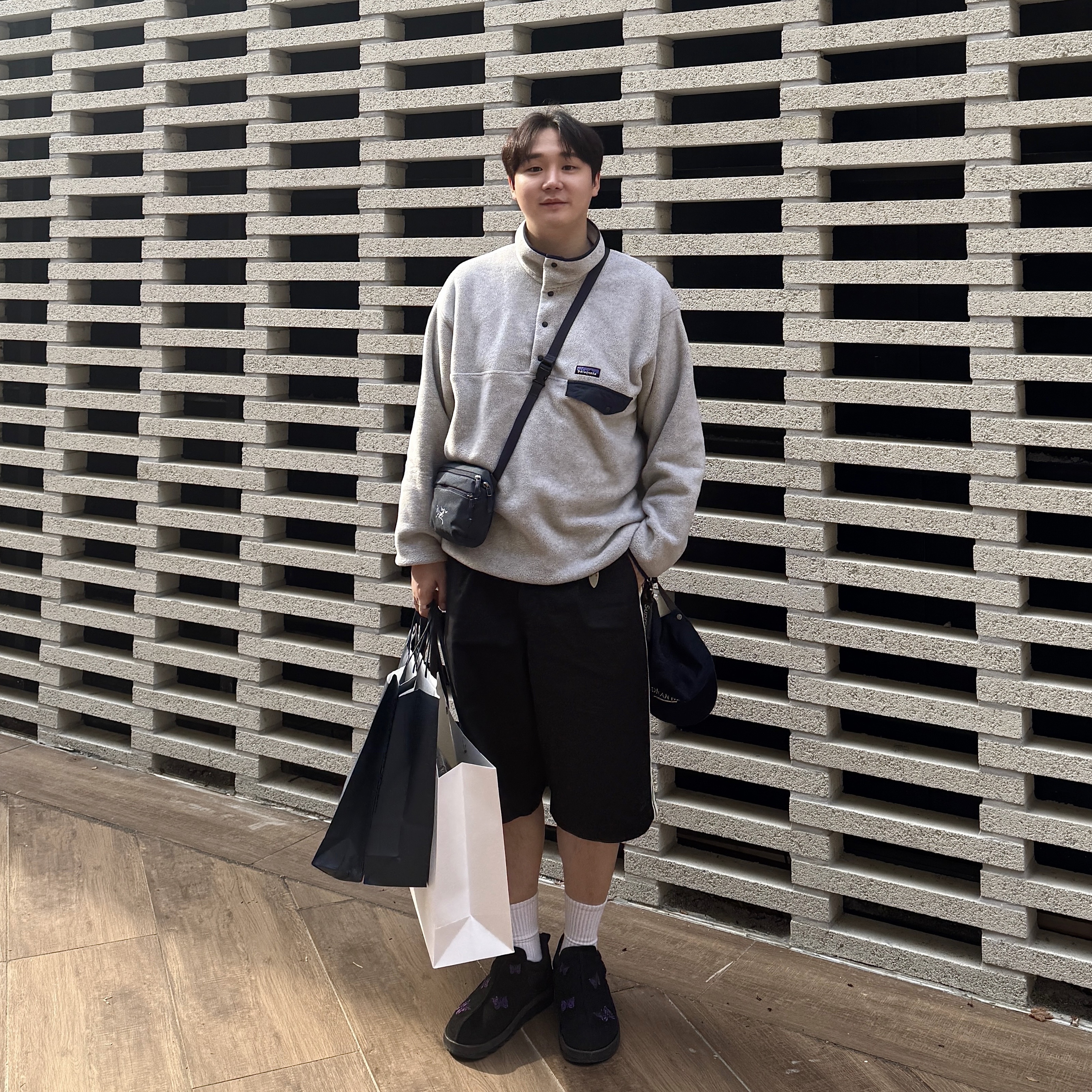 Patagonia Lightweight Synchilla Snap-T Fleece Pullover Oatmeal Heather/Smolder Blue/New Navy, Arc'teryx Mantis 1 Waistpack Black Sapphire 착용 스타일 - 2