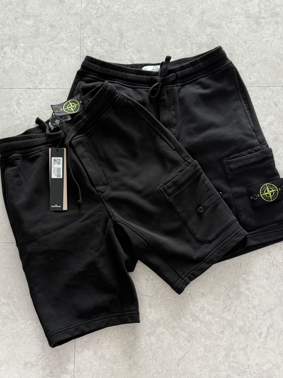 Stone Island 6200012 Organic Cotton Fleece Pocket Details Cargo Bermuda Shorts Black - 25SS 착용 스타일