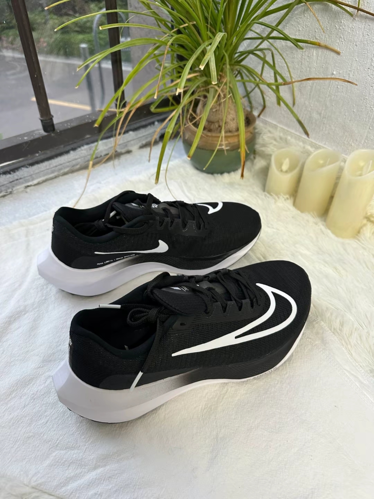 Nike Zoom Fly 5 Black White 착용 스타일 - 1