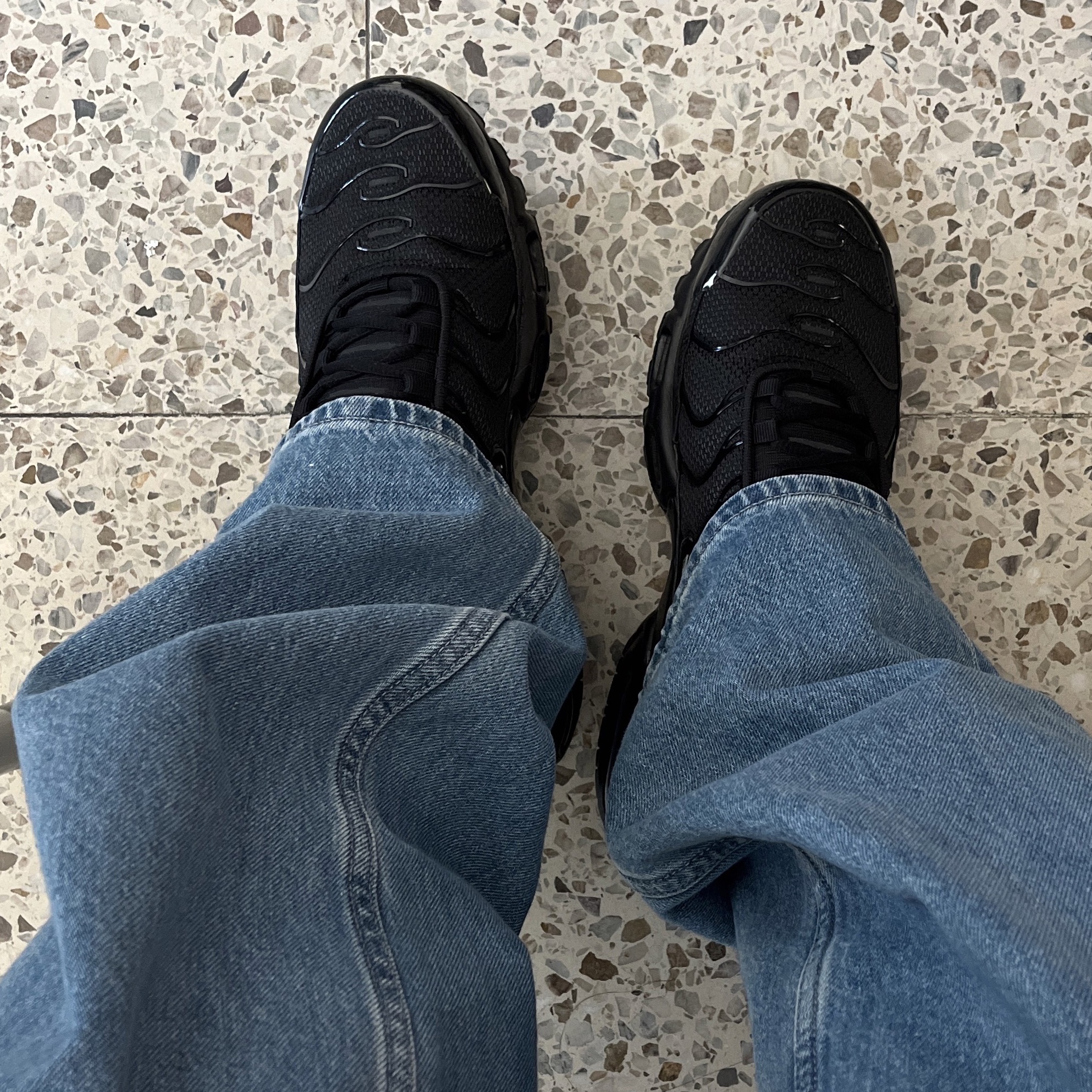 Nike Air Max Plus Triple Black 착용 스타일