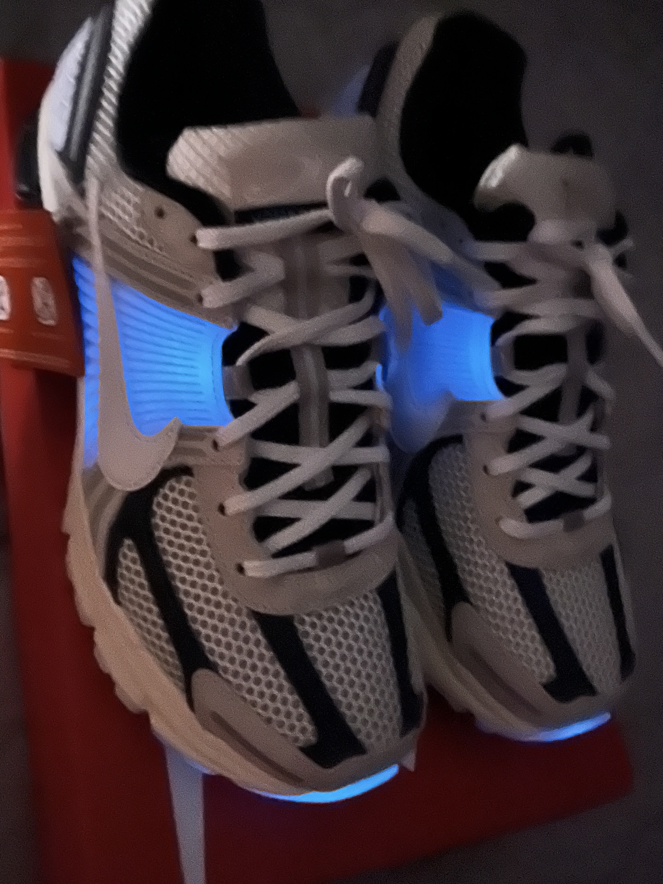 Nike Zoom Vomero 5 Light Bone and Black 착용 스타일 - 2