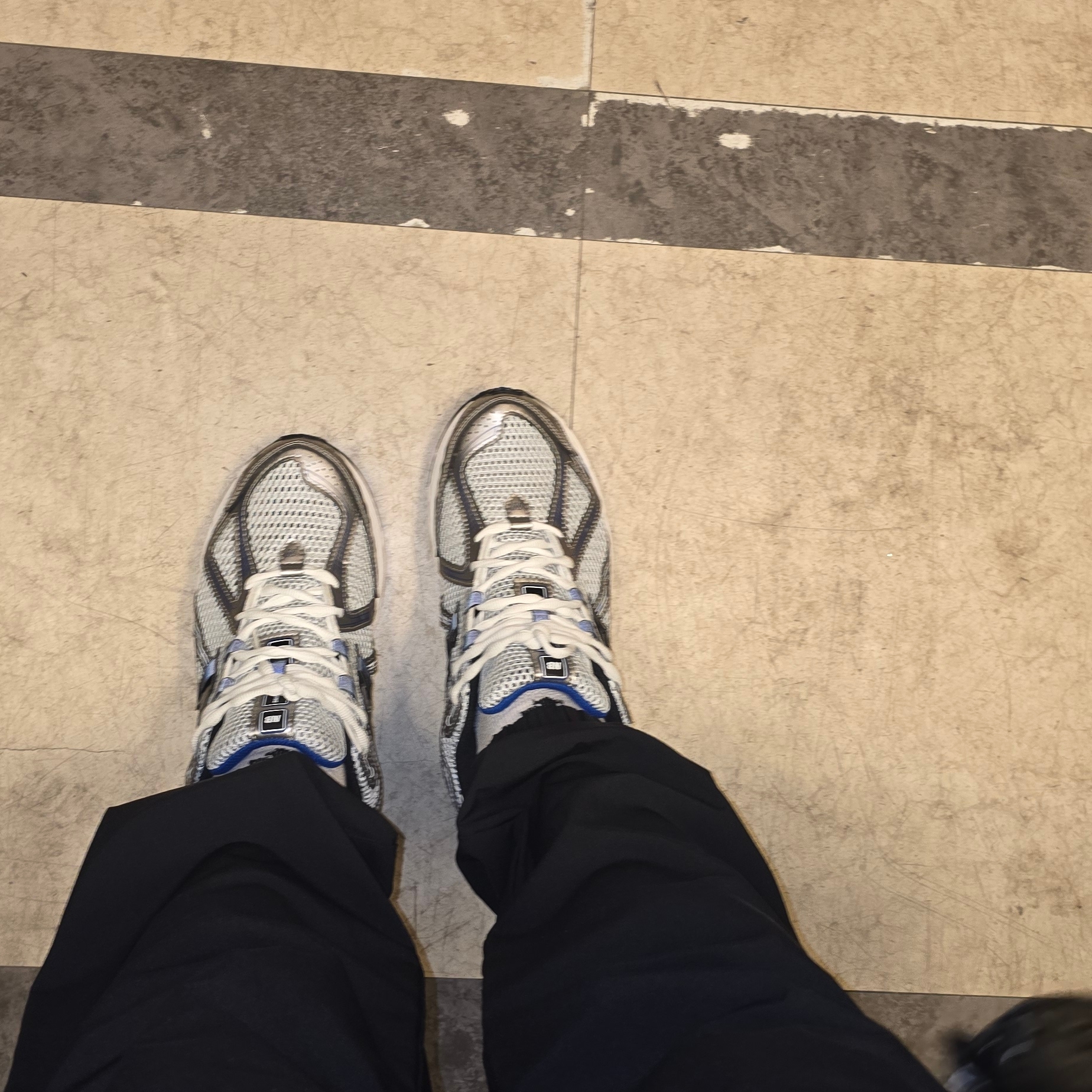 New Balance 1906R Silver Metallic 착용 스타일 - 2
