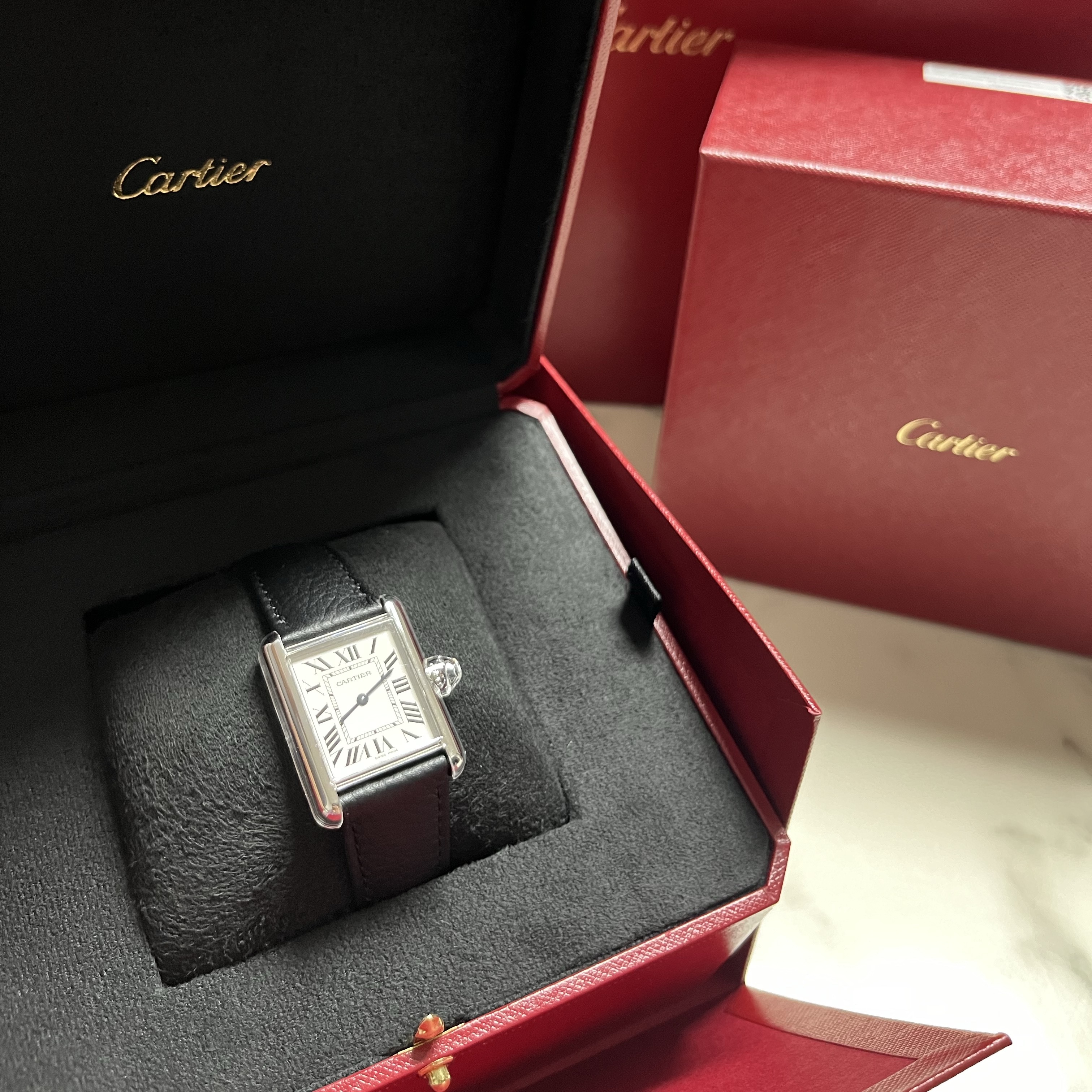 Cartier Tank Must Watch Large Quartz Steel Calfskin Black 착용 스타일