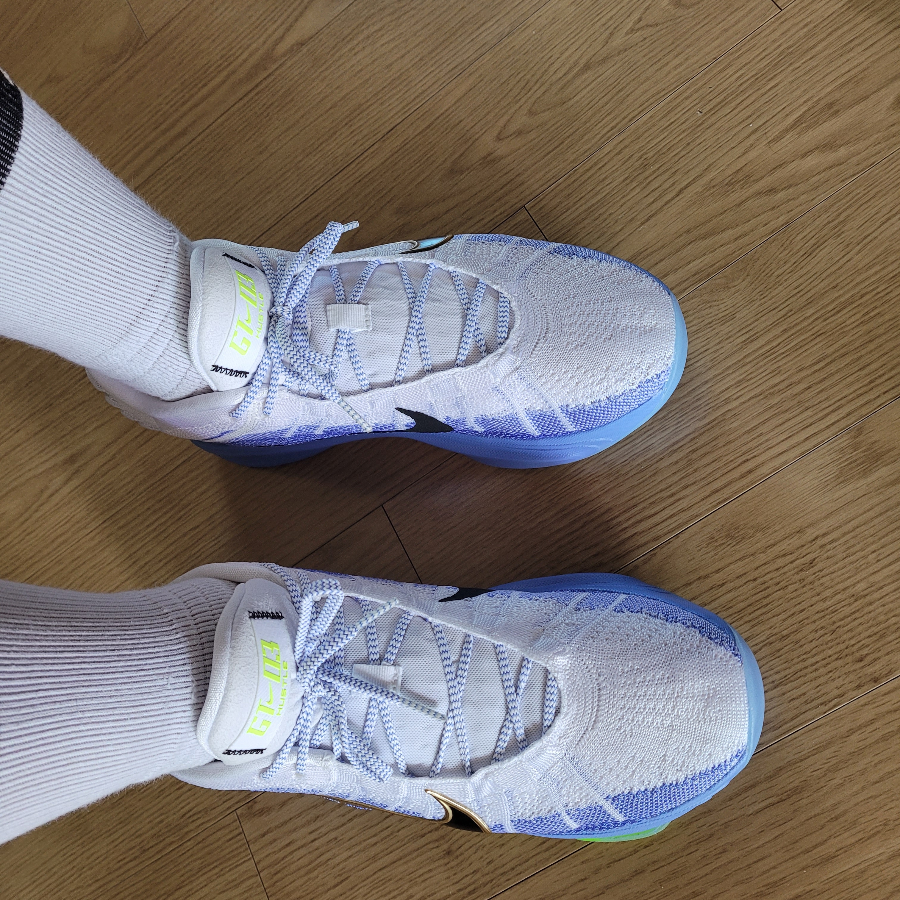 Nike Air Zoom G.T. Hustle 3 EP White Royal Pulse 착용 스타일 - 2