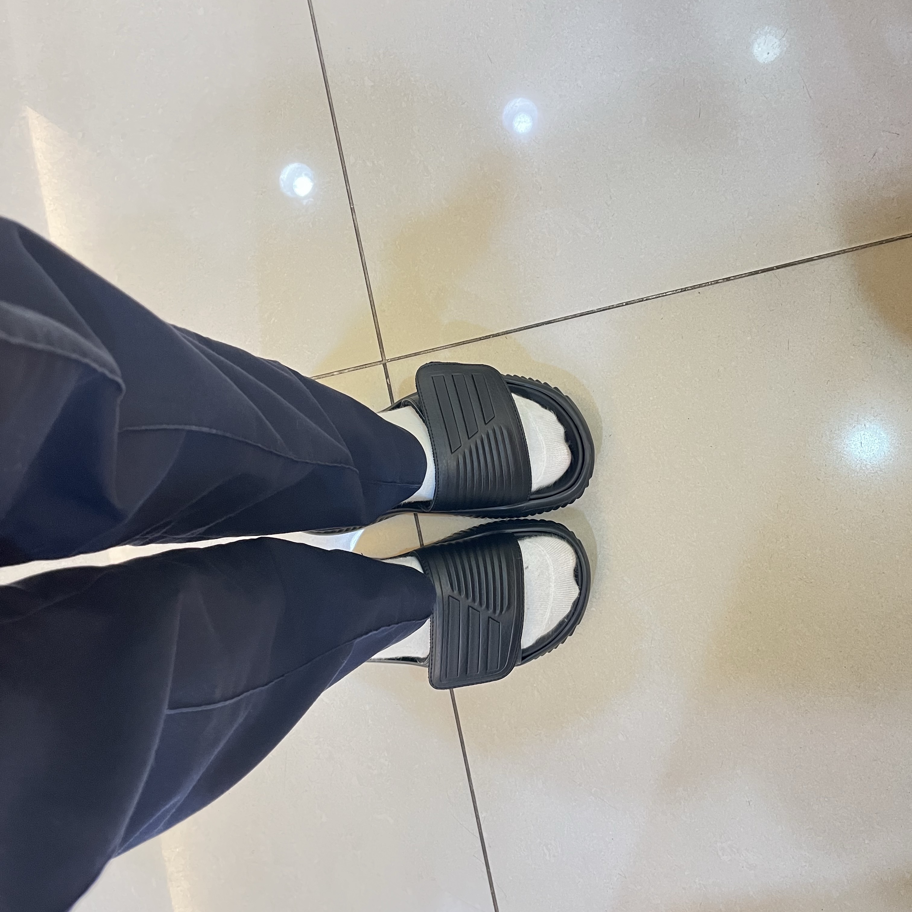 Adidas Alphabounce Slide Core Black 착용 스타일