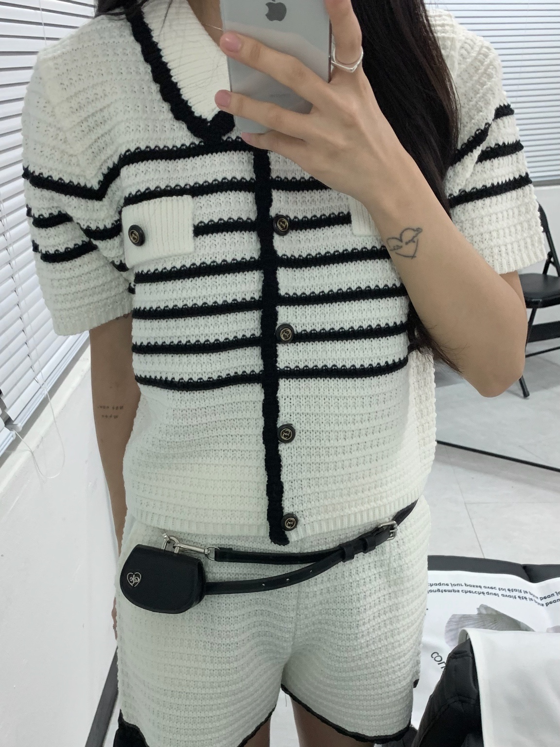 COS Quilted Oversized Shoulder Bag Black 착용 스타일 - 3