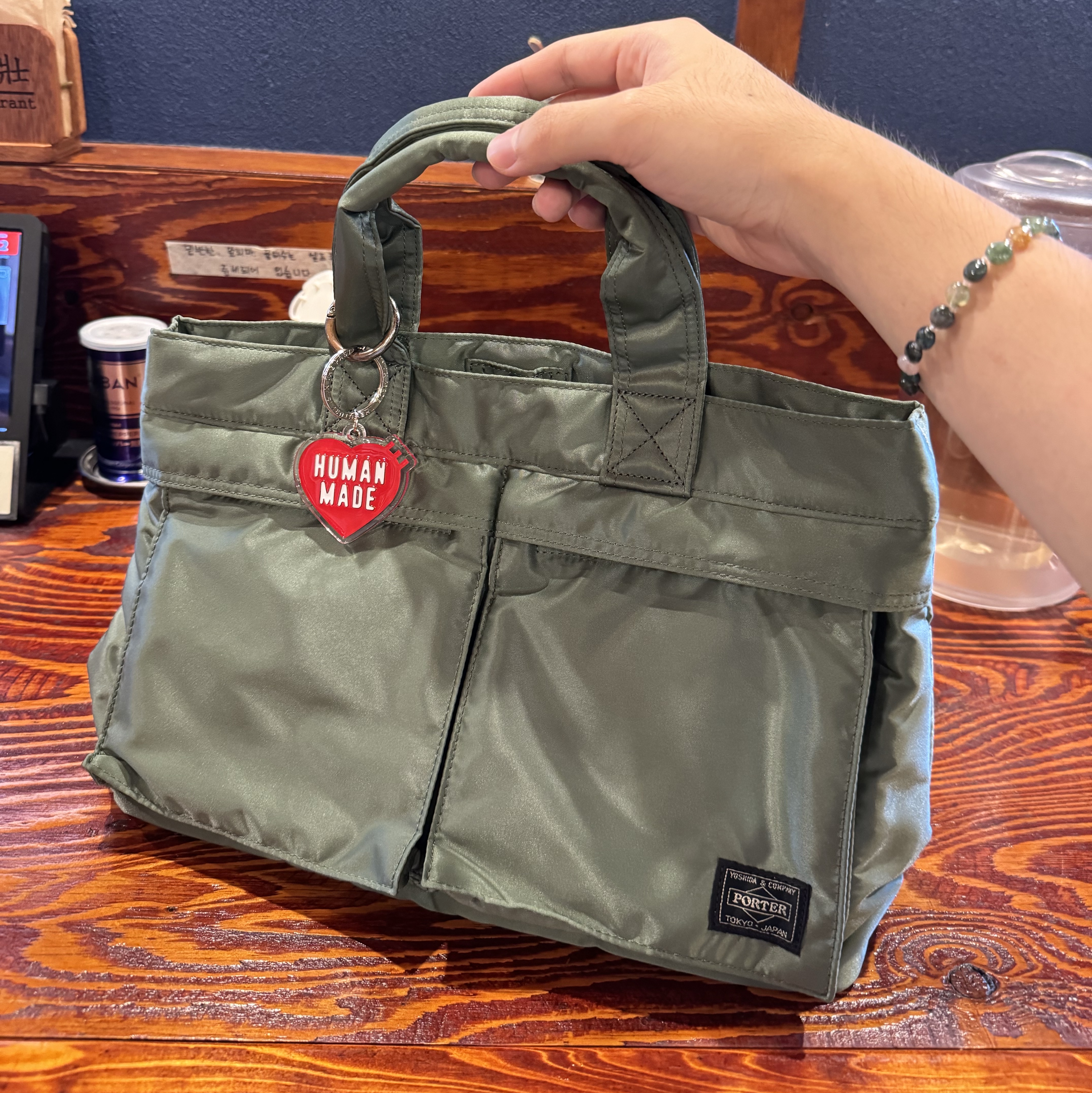 Porter Tanker New Tote Bag Sage Green 착용 스타일