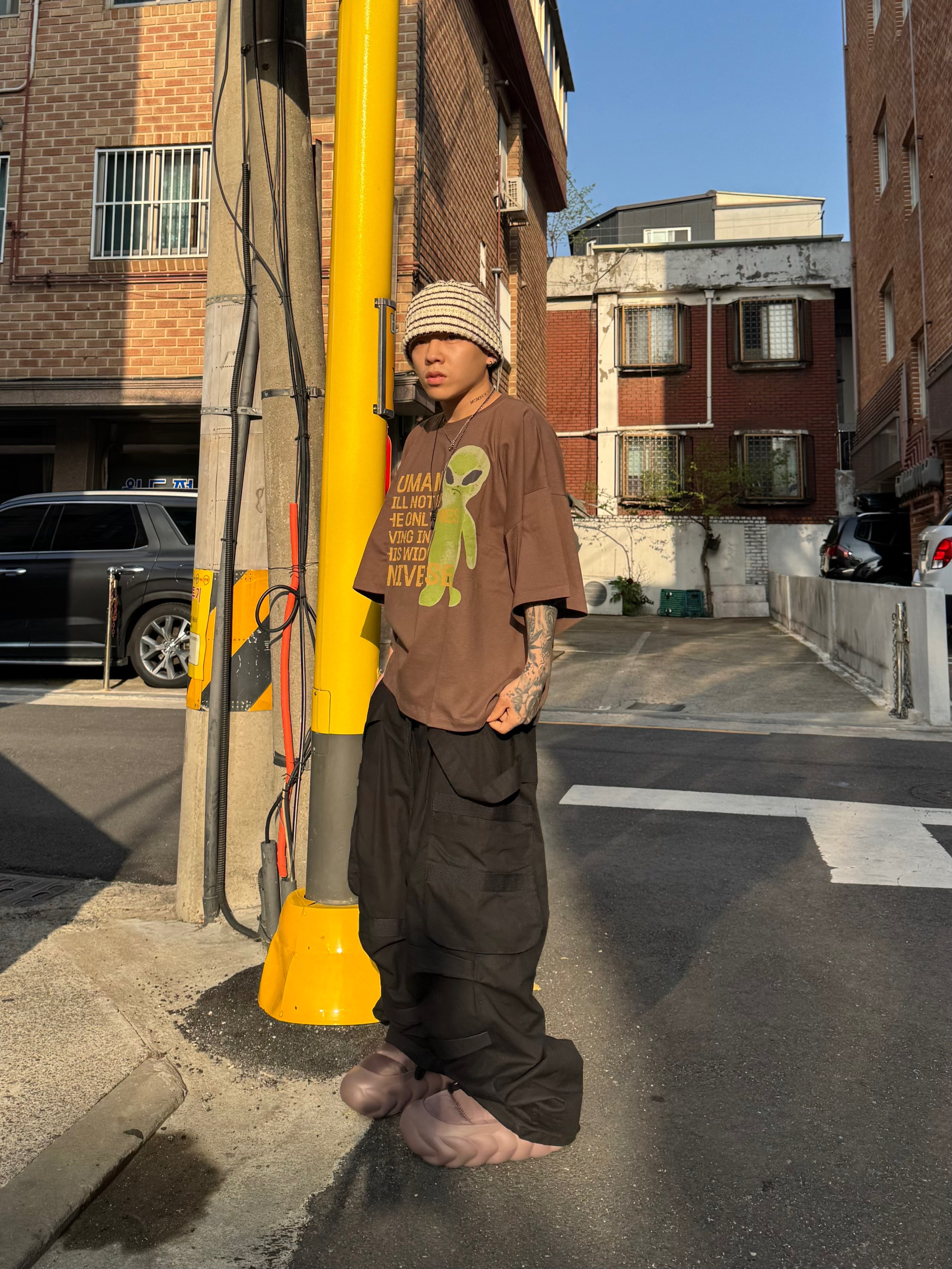 Wapworks Hard Knocks Cargo Pants Gas, Crocs Overpuff Shorty Truffle 착용 스타일 - 5