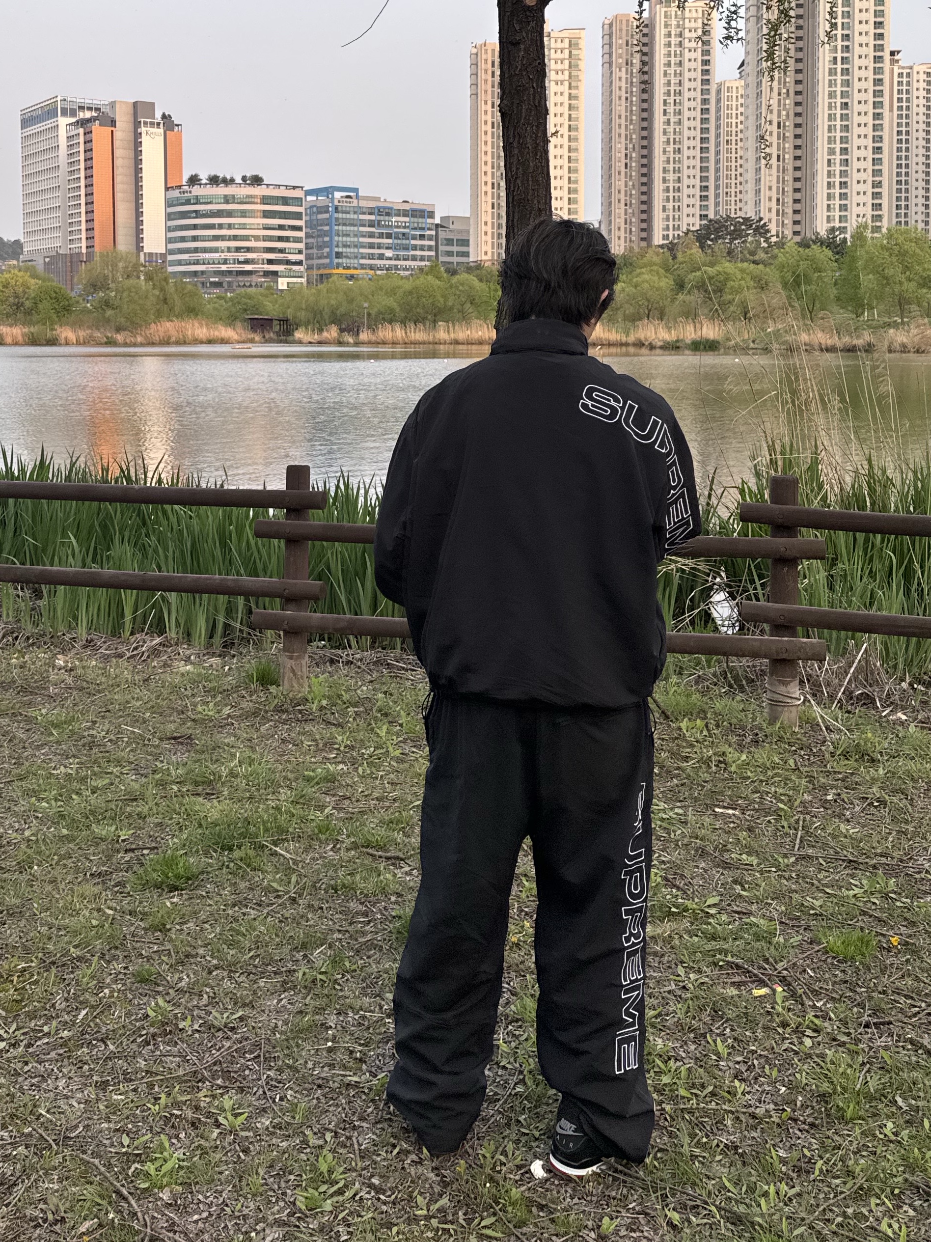 Supreme Spellout Embroidered Track Pant Black - 24FW, Supreme Spellout Embroidered Track Jacket Black - 24FW 착용 스타일 - 2