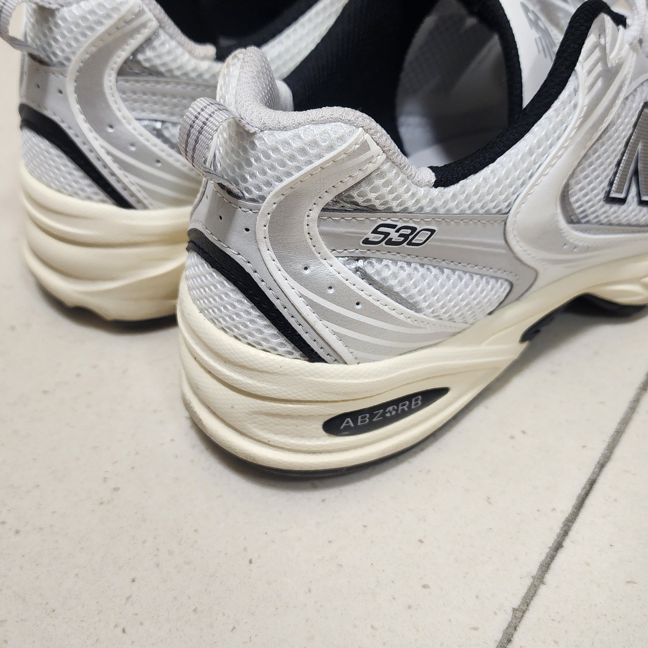 New Balance 530 Silver Cream 착용 스타일 - 2