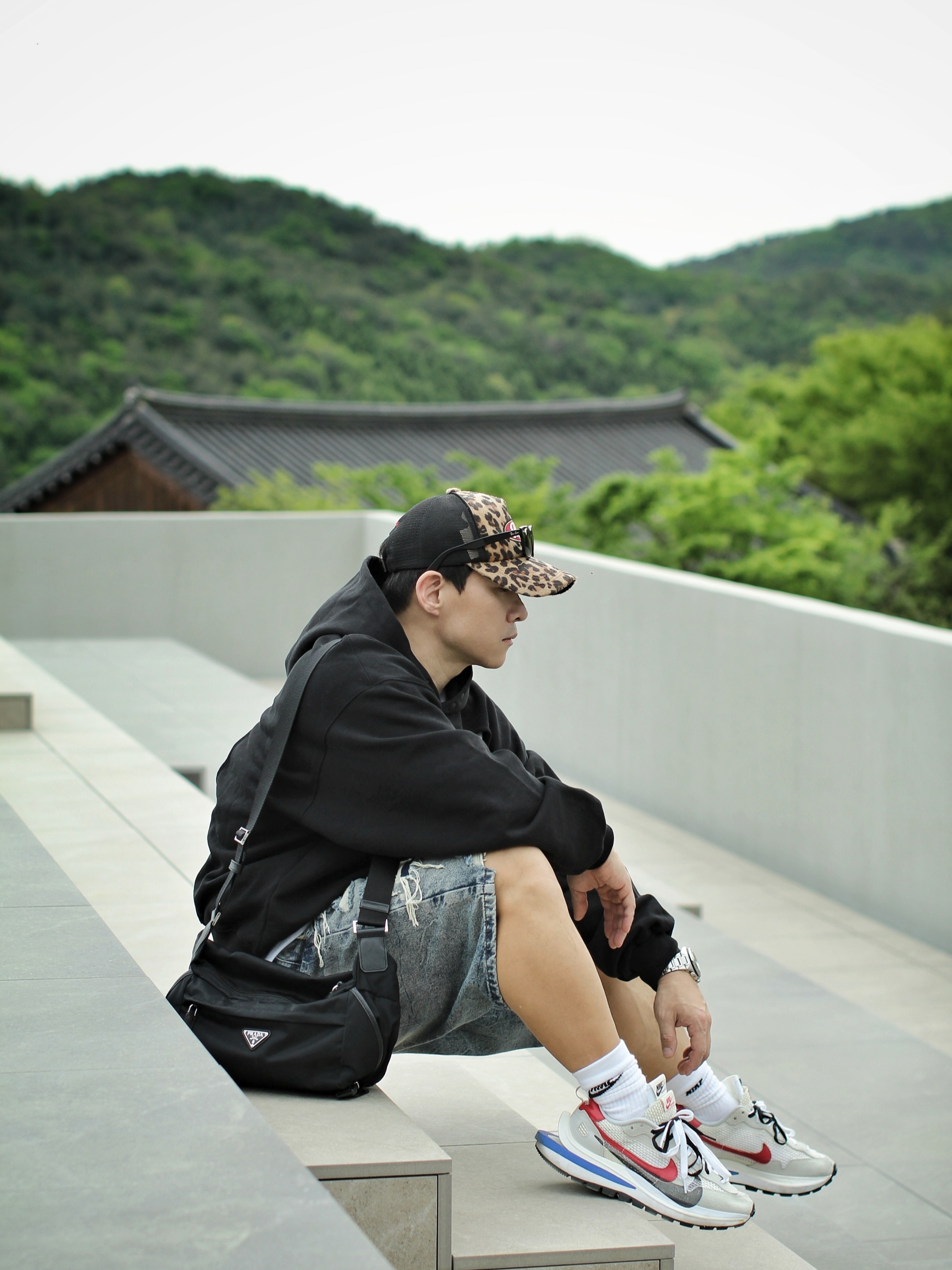 Stussy Basic Stussy T-Shirt White 2024, 2025, Nike x Sacai VaporWaffle Royal Fuchsia 착용 스타일 - 3